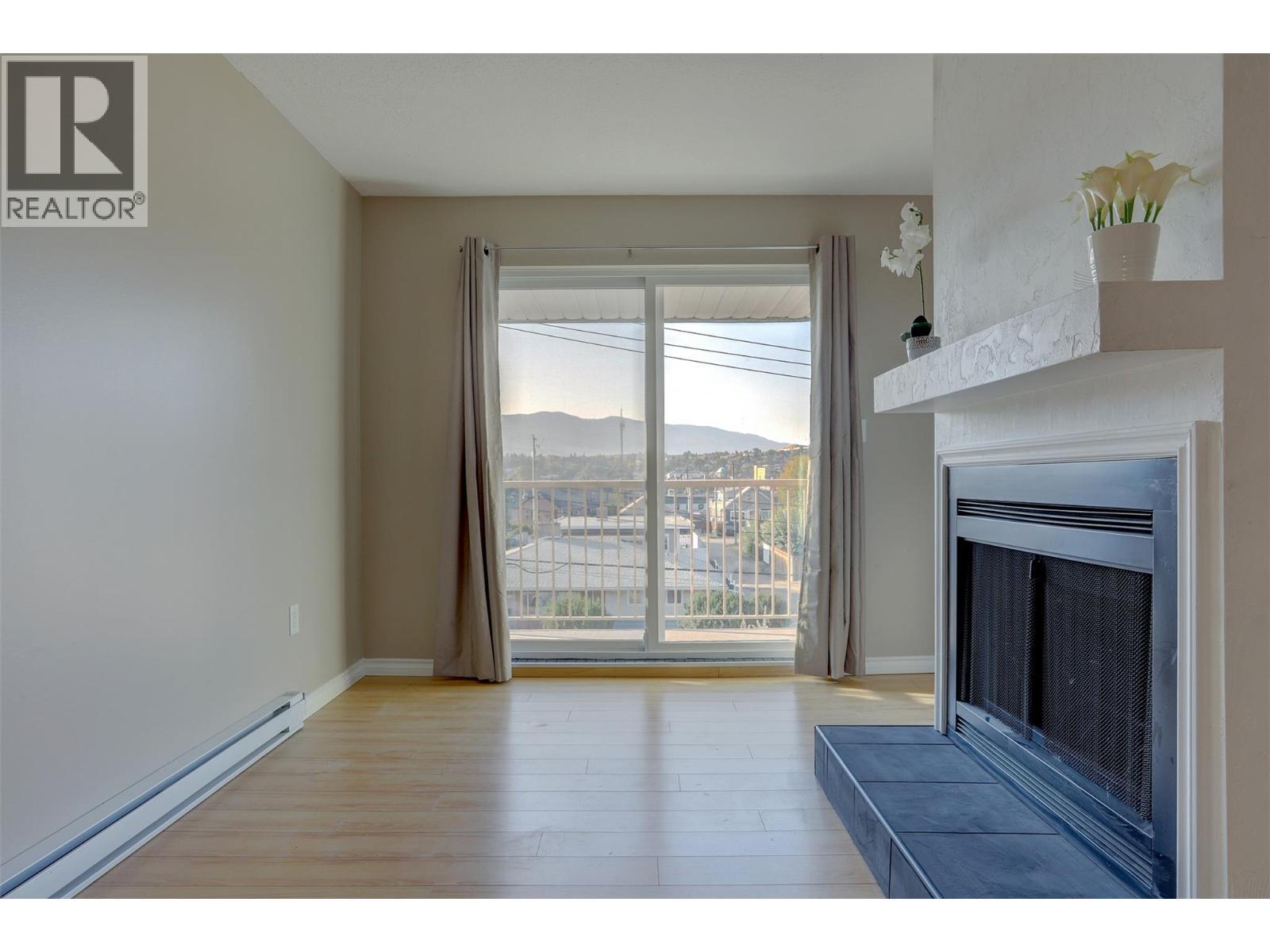 3304 35 Avenue Unit# 415, Vernon, BC - Indoor Photo Showing Living Room With Fireplace
