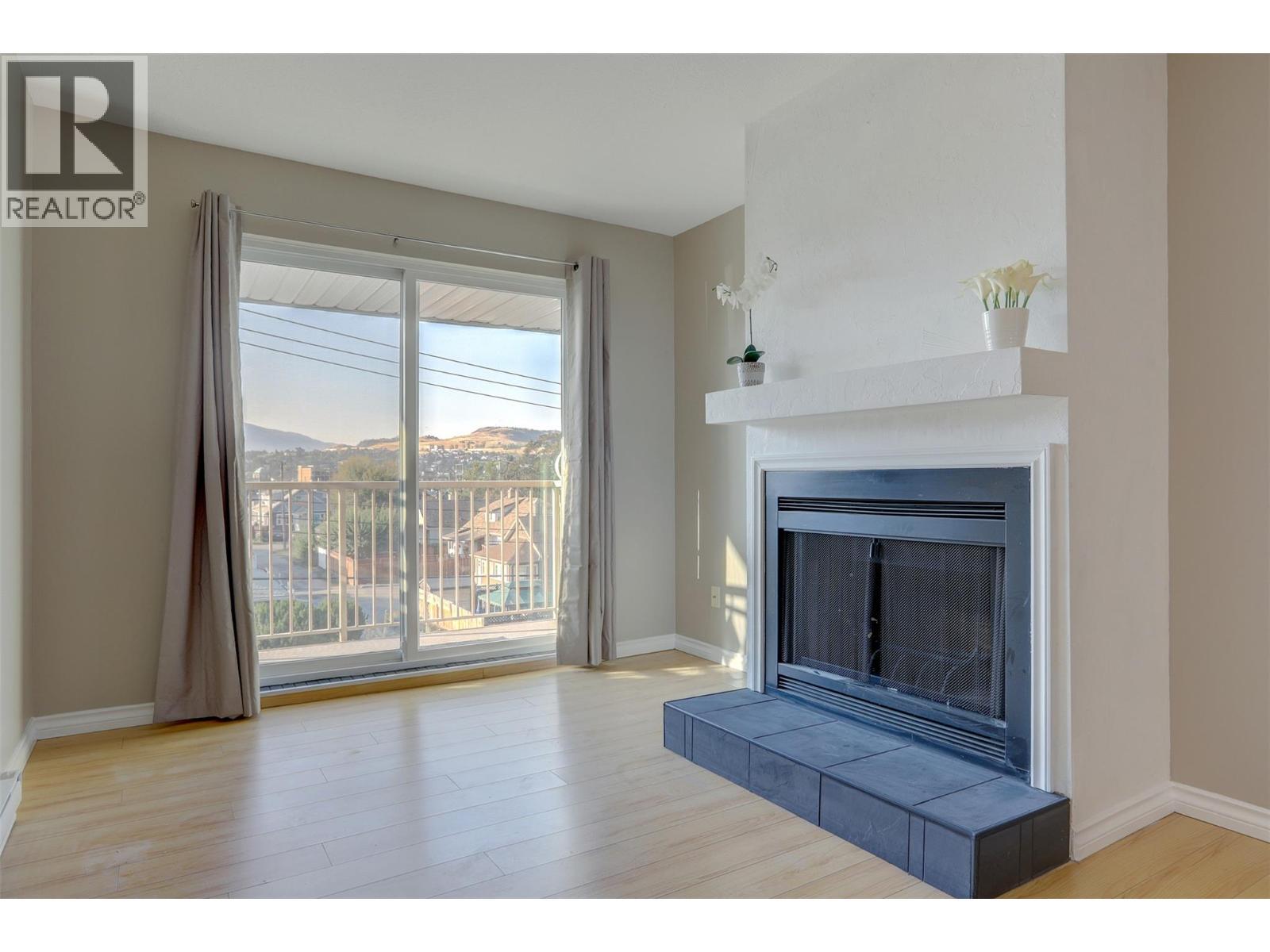 3304 35 Avenue Unit# 415, Vernon, BC - Indoor Photo Showing Living Room With Fireplace