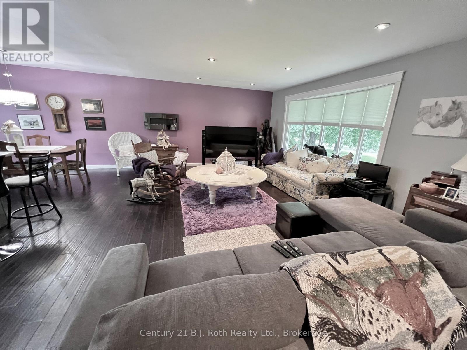 79 Albert Street, Sundridge, ON - Indoor Photo Showing Living Room