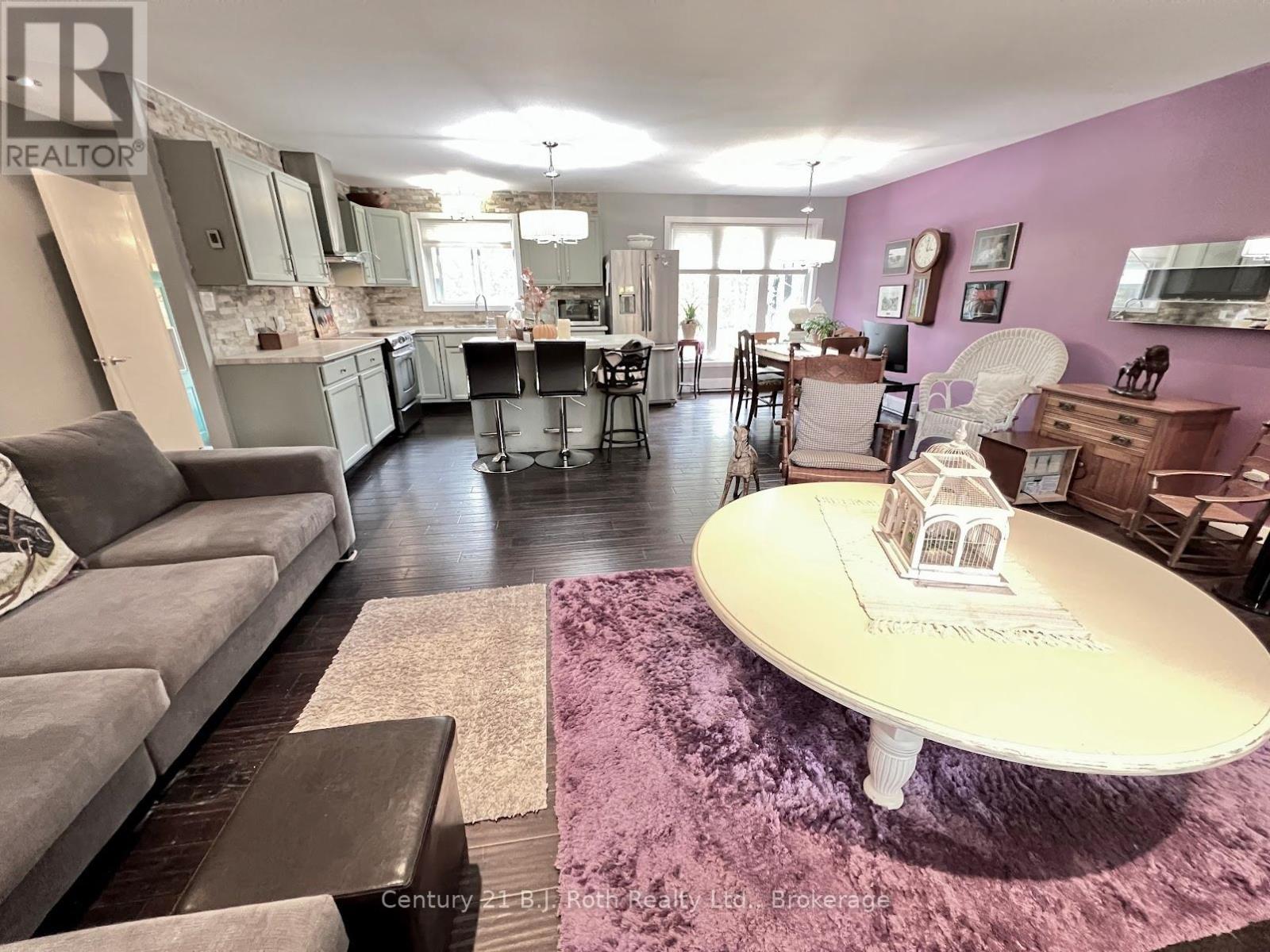 79 Albert Street, Sundridge, ON - Indoor Photo Showing Living Room