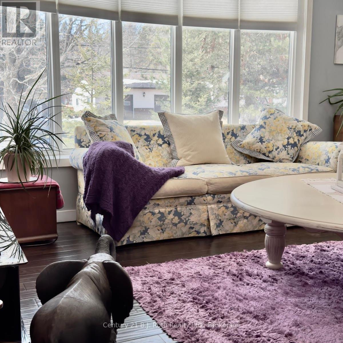 79 Albert Street, Sundridge, ON - Indoor Photo Showing Living Room