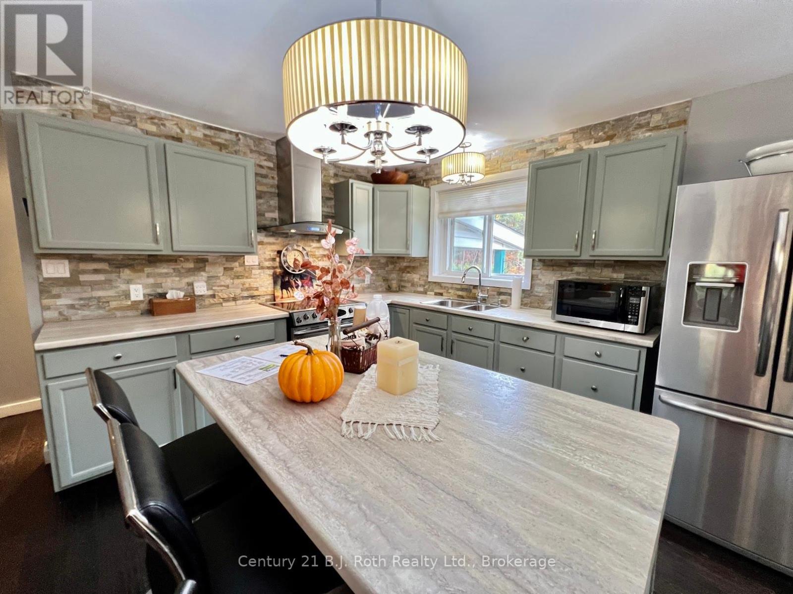 79 Albert Street, Sundridge, ON - Indoor Photo Showing Kitchen With Double Sink