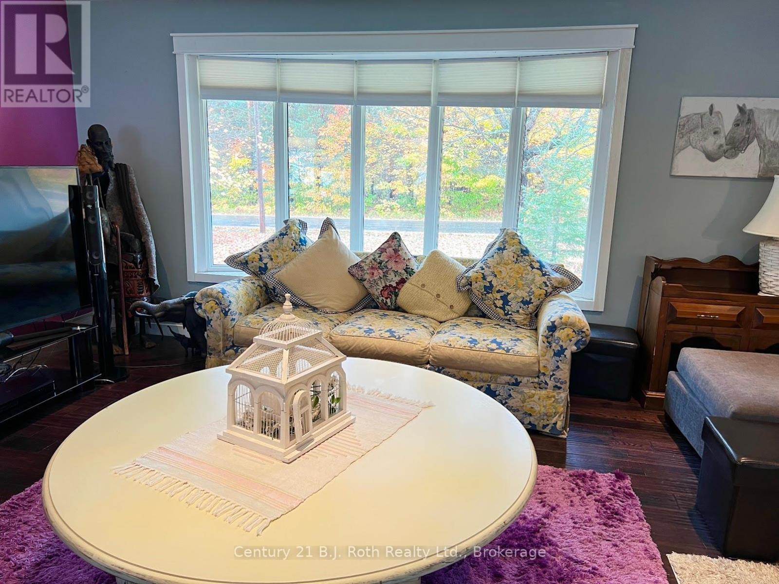 79 Albert Street, Sundridge, ON - Indoor Photo Showing Living Room