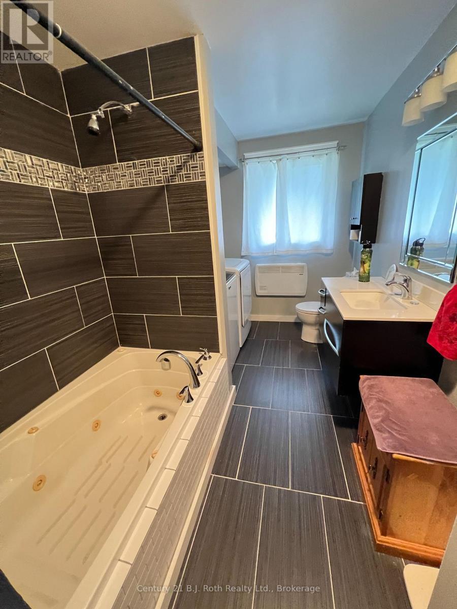 79 Albert Street, Sundridge, ON - Indoor Photo Showing Bathroom