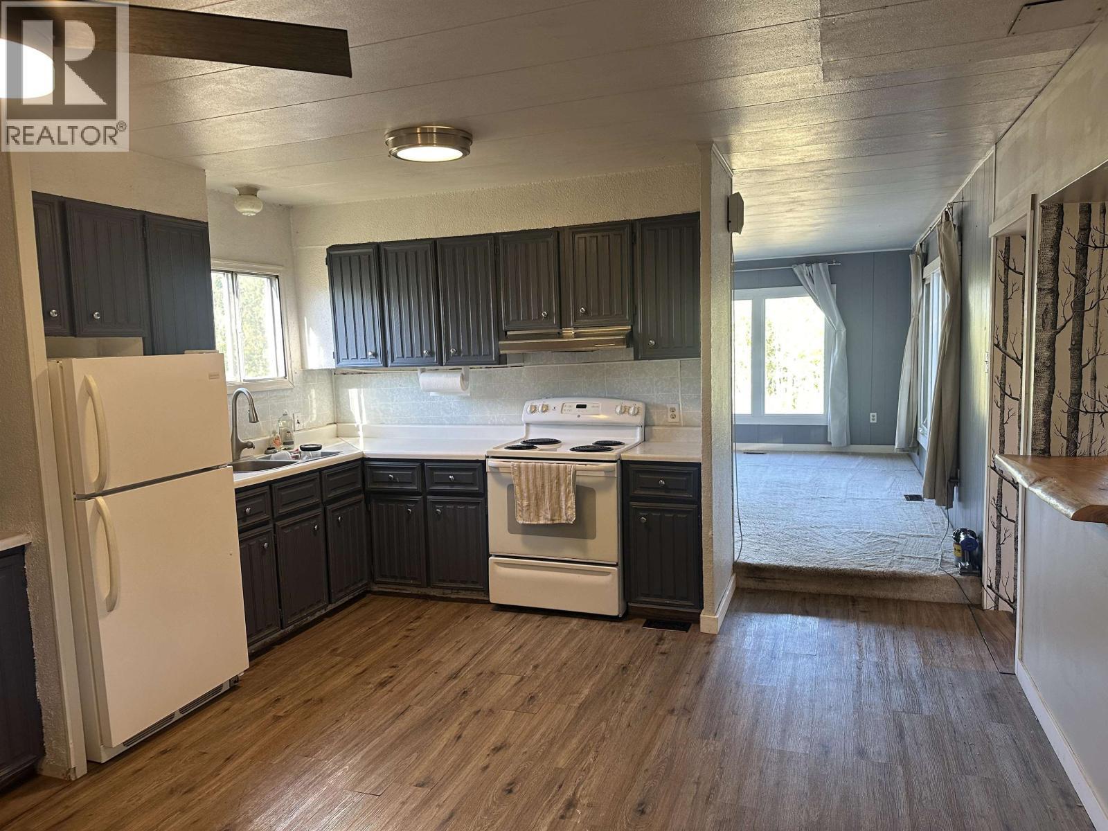 693 Oak Road, Vanderhoof, BC - Indoor Photo Showing Kitchen
