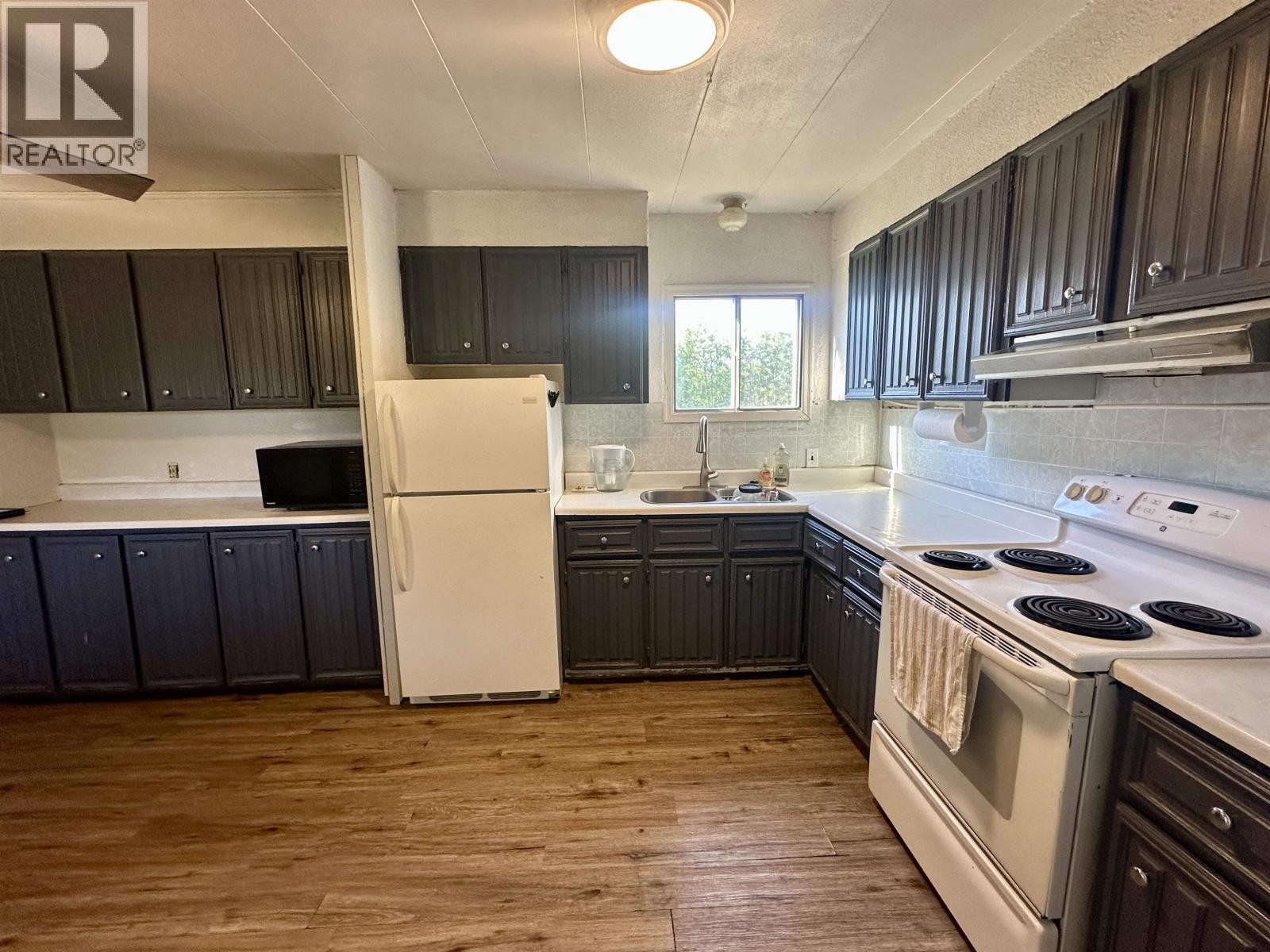 693 Oak Road, Vanderhoof, BC - Indoor Photo Showing Kitchen With Double Sink