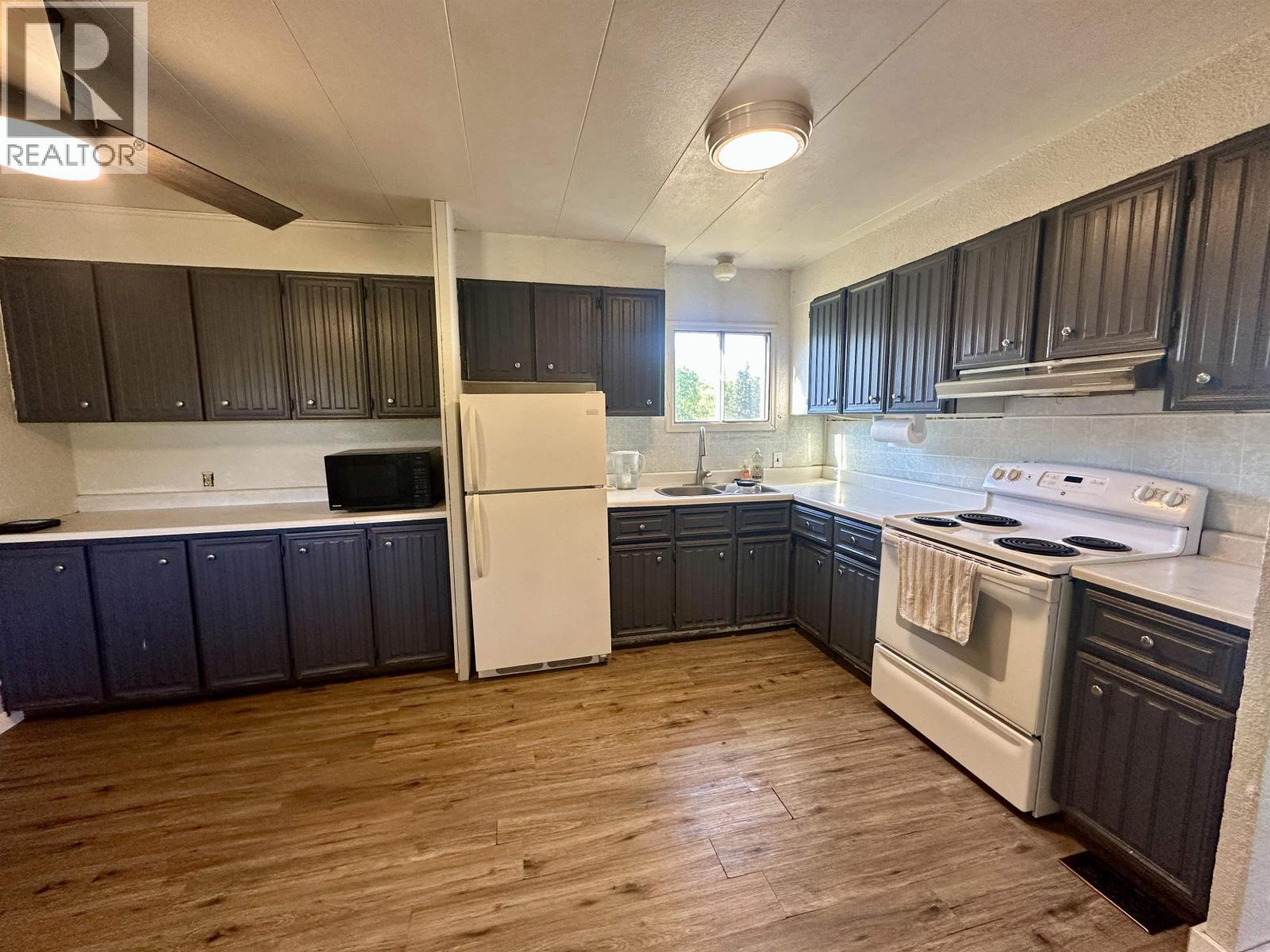 693 Oak Road, Vanderhoof, BC - Indoor Photo Showing Kitchen With Double Sink
