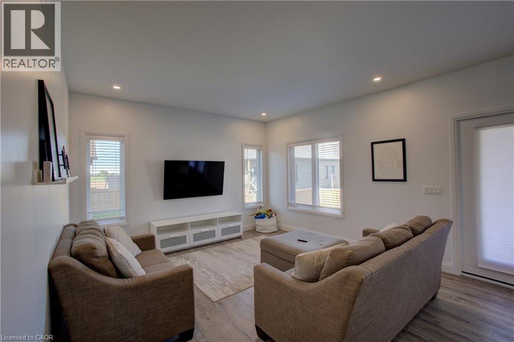 274 Mccourt Place, Atwood, ON - Indoor Photo Showing Living Room