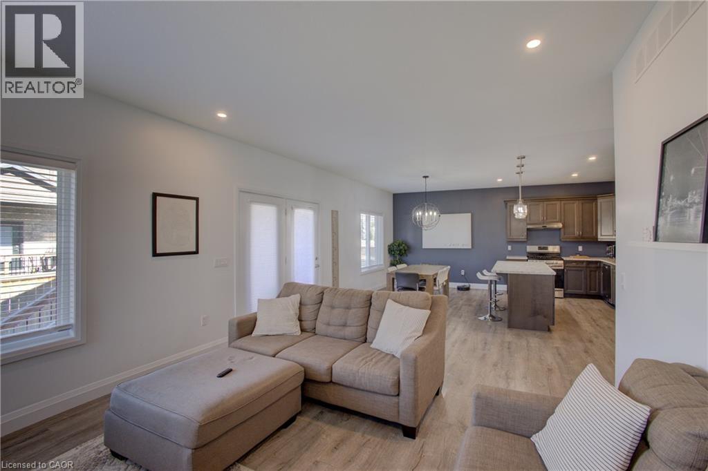 274 Mccourt Place, Atwood, ON - Indoor Photo Showing Living Room