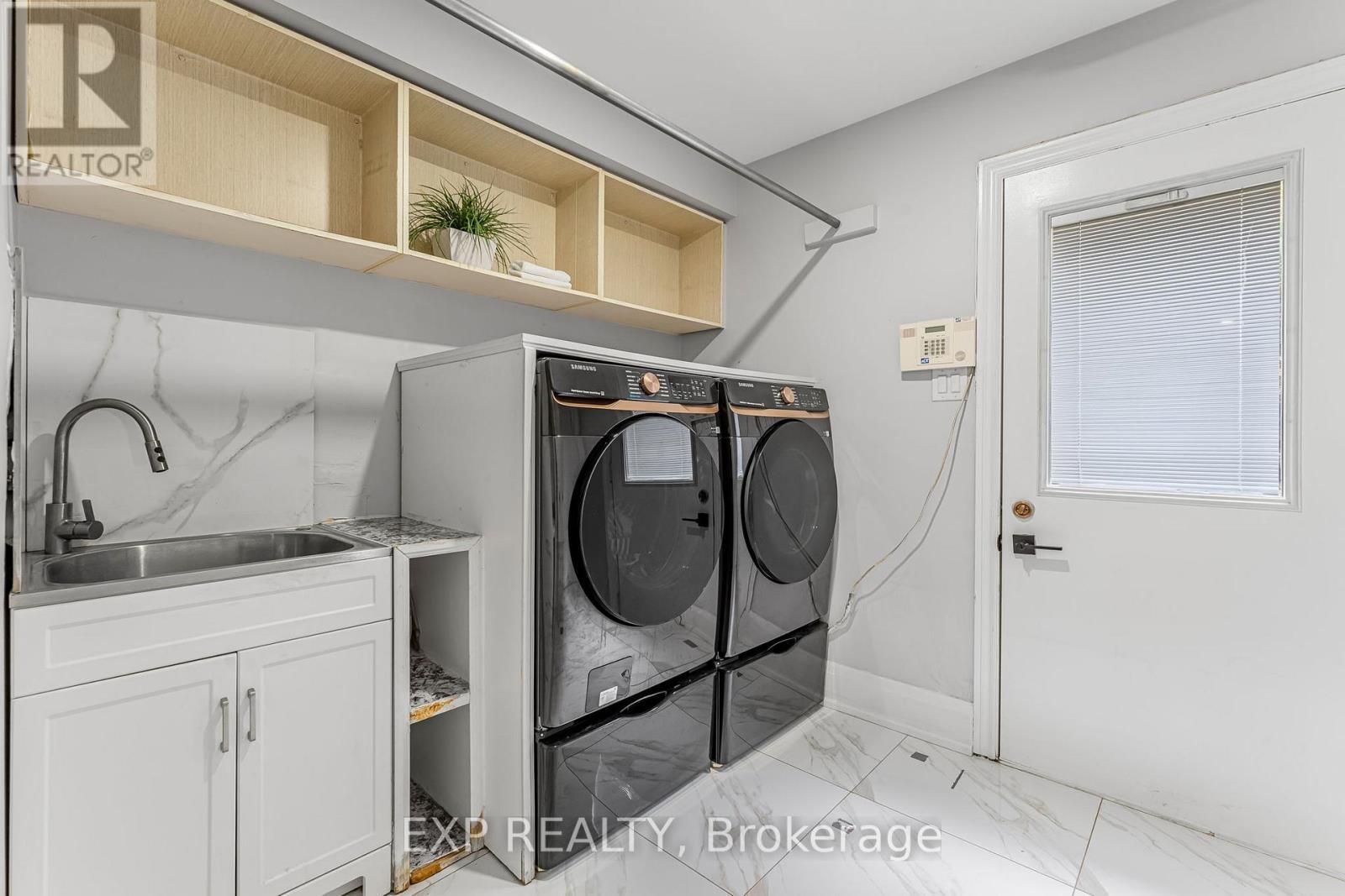 1221 Creekside Drive, Oakville, ON - Indoor Photo Showing Laundry Room