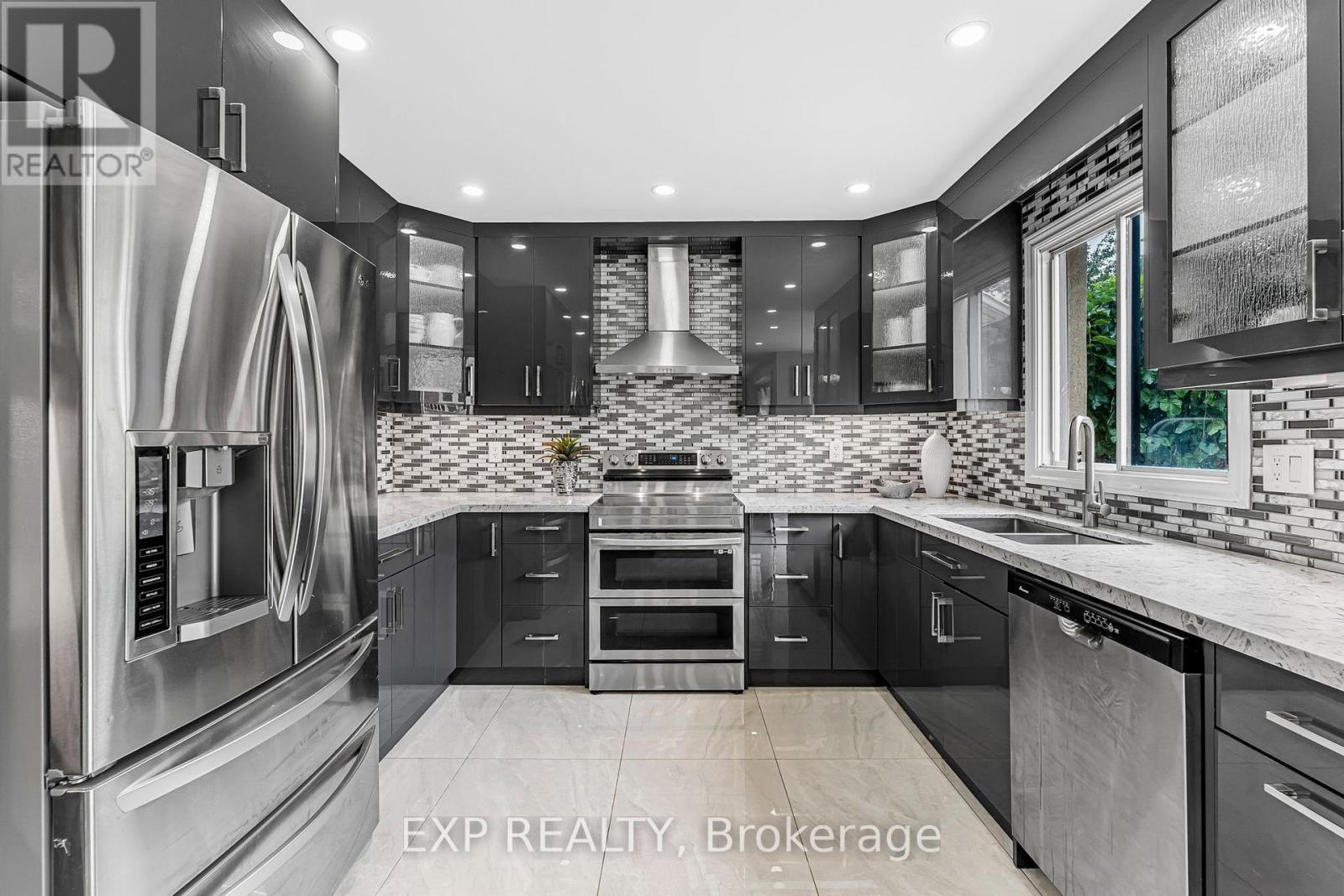 1221 Creekside Drive, Oakville, ON - Indoor Photo Showing Kitchen With Double Sink With Upgraded Kitchen