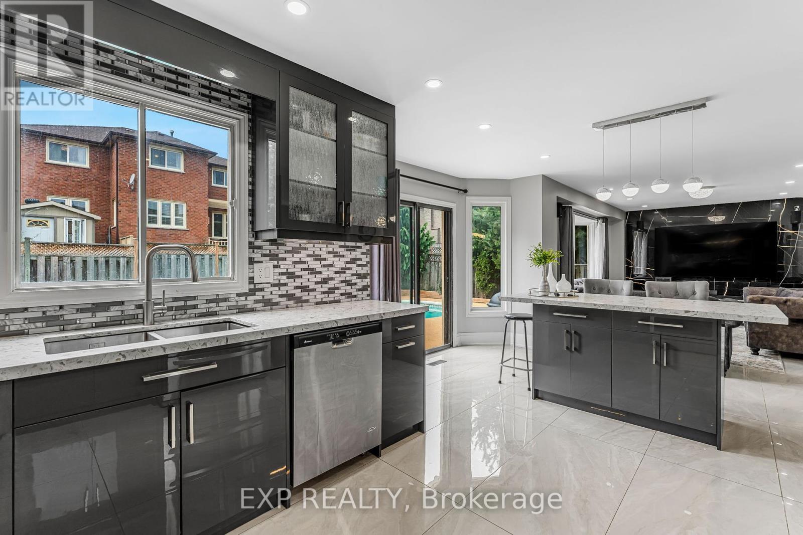 1221 Creekside Drive, Oakville, ON - Indoor Photo Showing Kitchen With Upgraded Kitchen