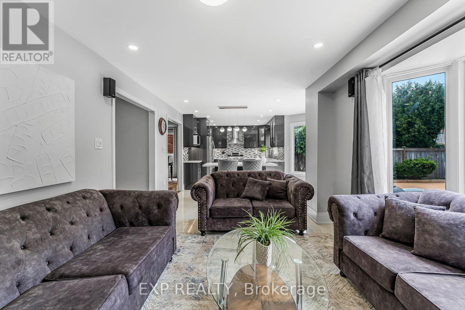 1221 Creekside Drive, Oakville, ON - Indoor Photo Showing Living Room