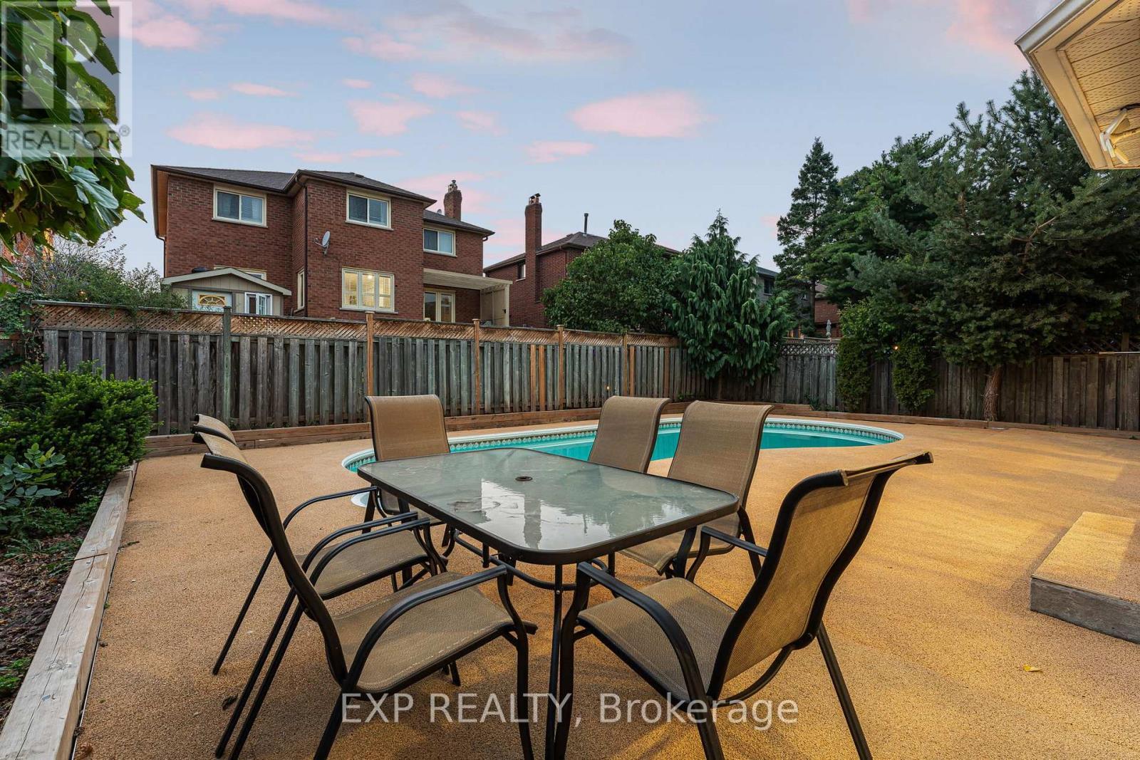 1221 Creekside Drive, Oakville, ON - Outdoor