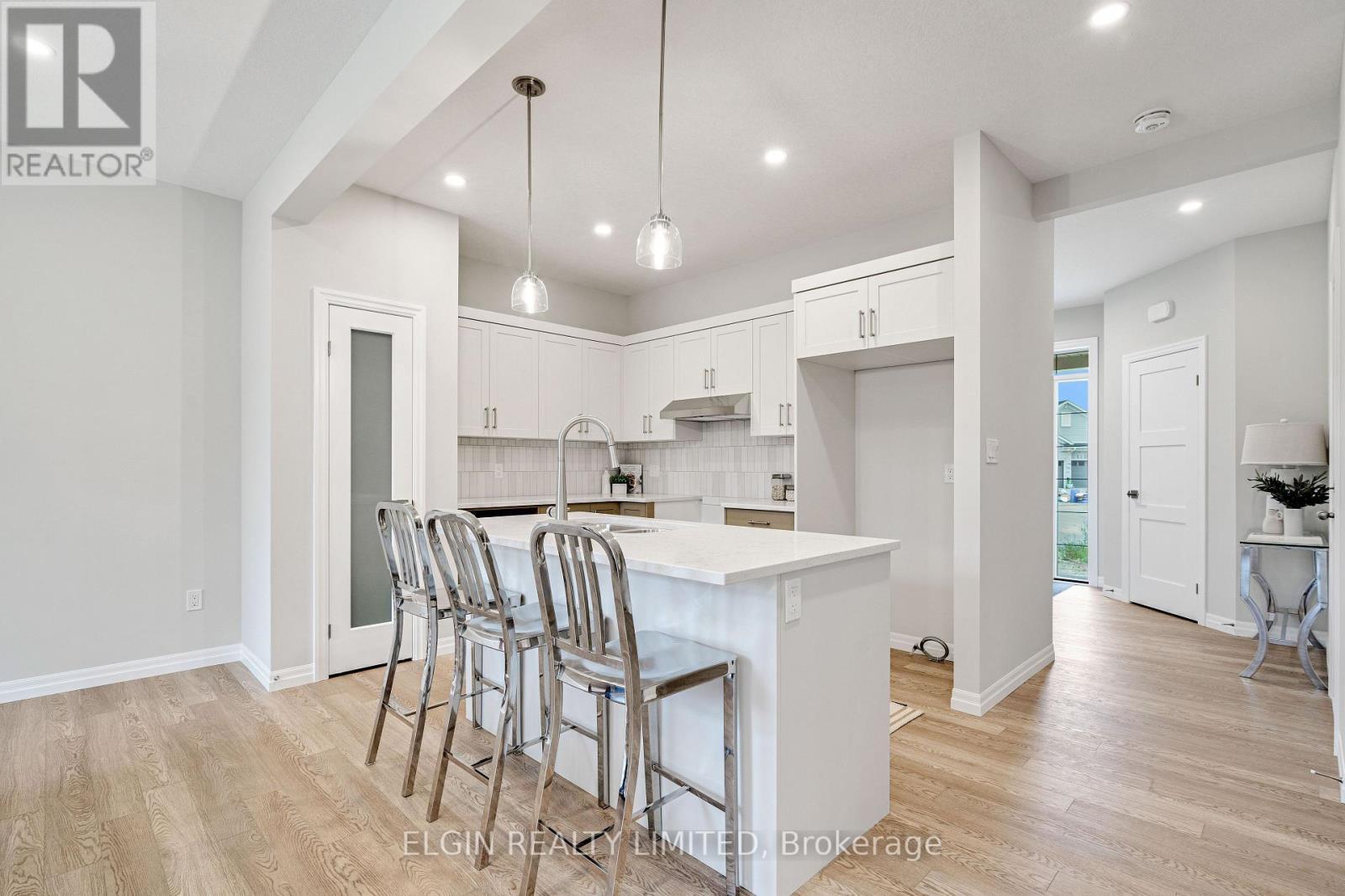 8 Columbus Court, Central Elgin, ON - Indoor Photo Showing Kitchen With Upgraded Kitchen