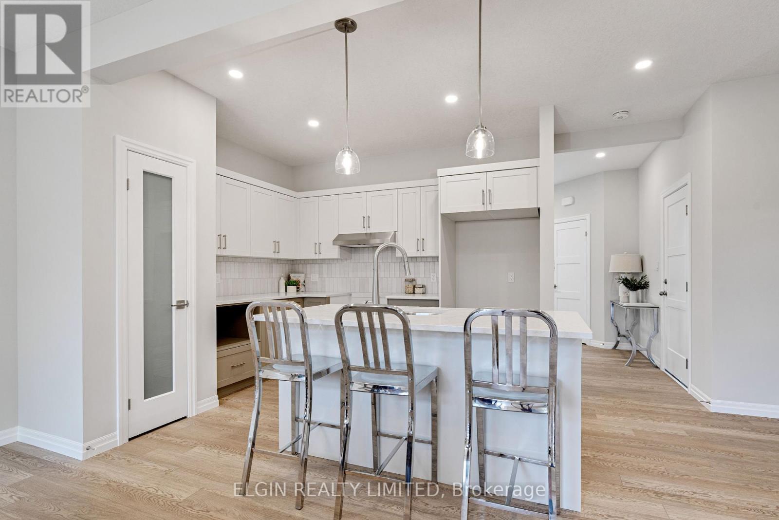 8 Columbus Court, Central Elgin, ON - Indoor Photo Showing Kitchen With Upgraded Kitchen
