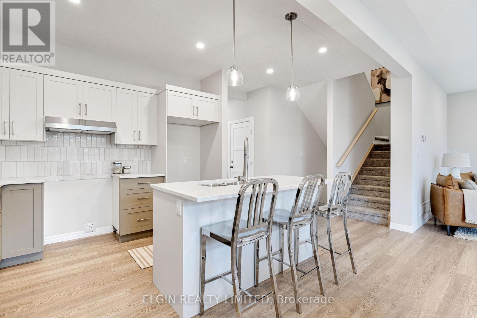 8 Columbus Court, Central Elgin, ON - Indoor Photo Showing Kitchen With Upgraded Kitchen