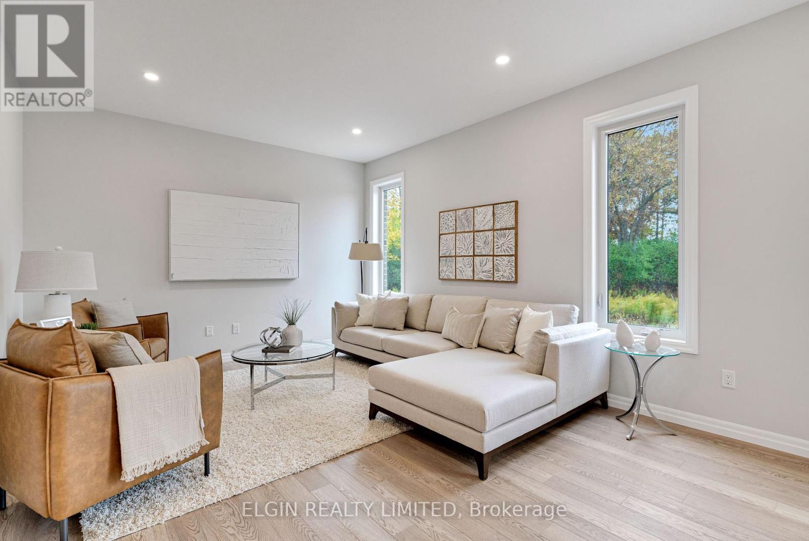 8 Columbus Court, Central Elgin, ON - Indoor Photo Showing Living Room