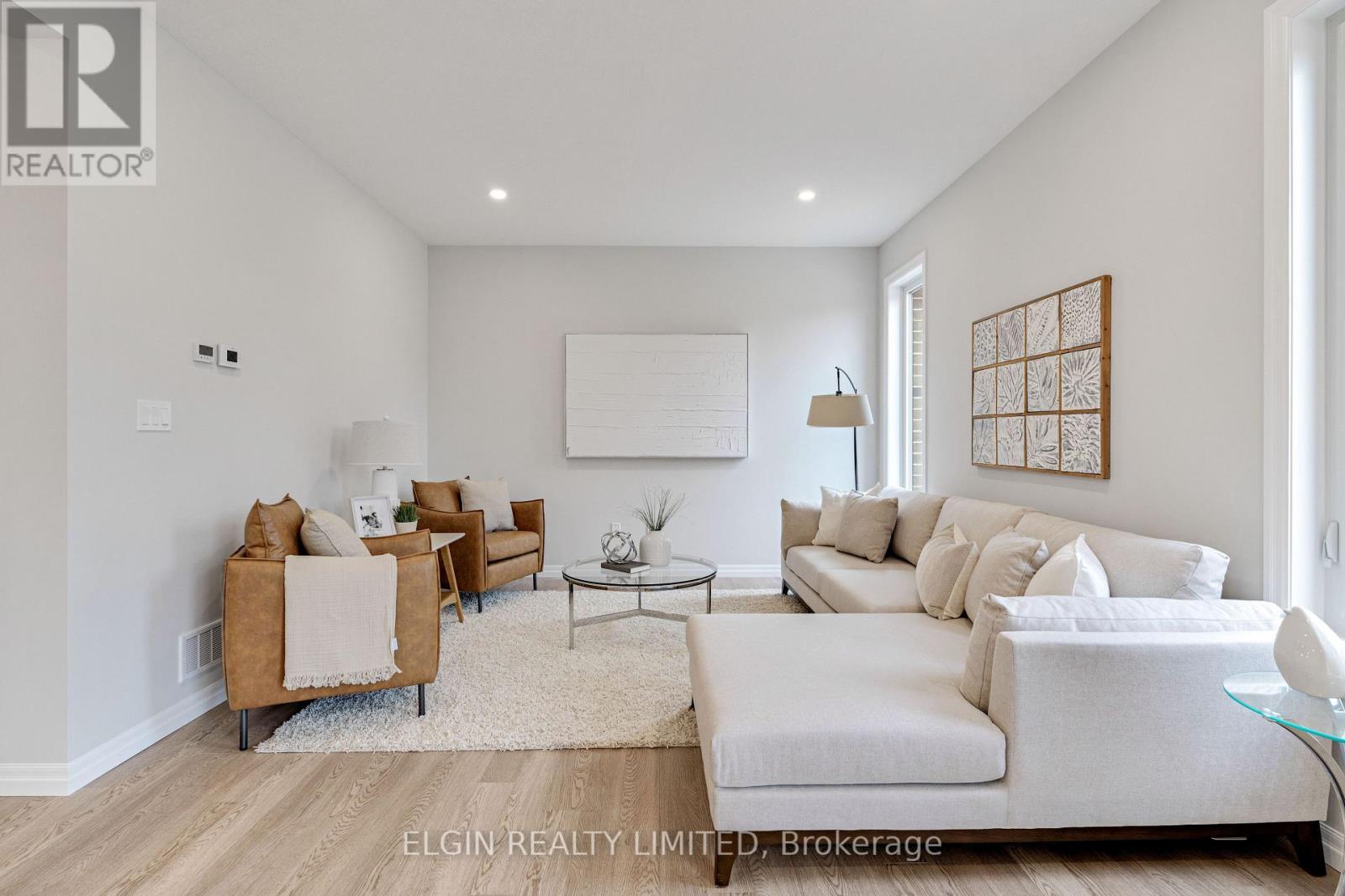 8 Columbus Court, Central Elgin, ON - Indoor Photo Showing Living Room