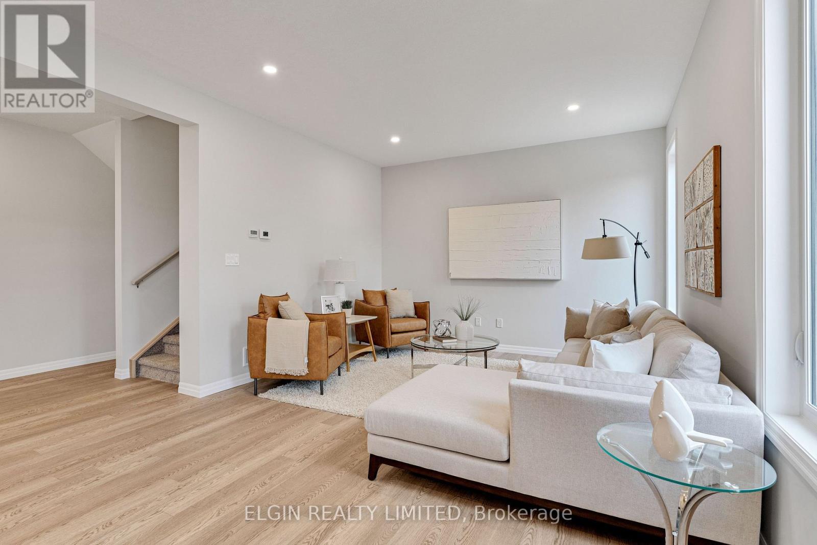 8 Columbus Court, Central Elgin, ON - Indoor Photo Showing Living Room