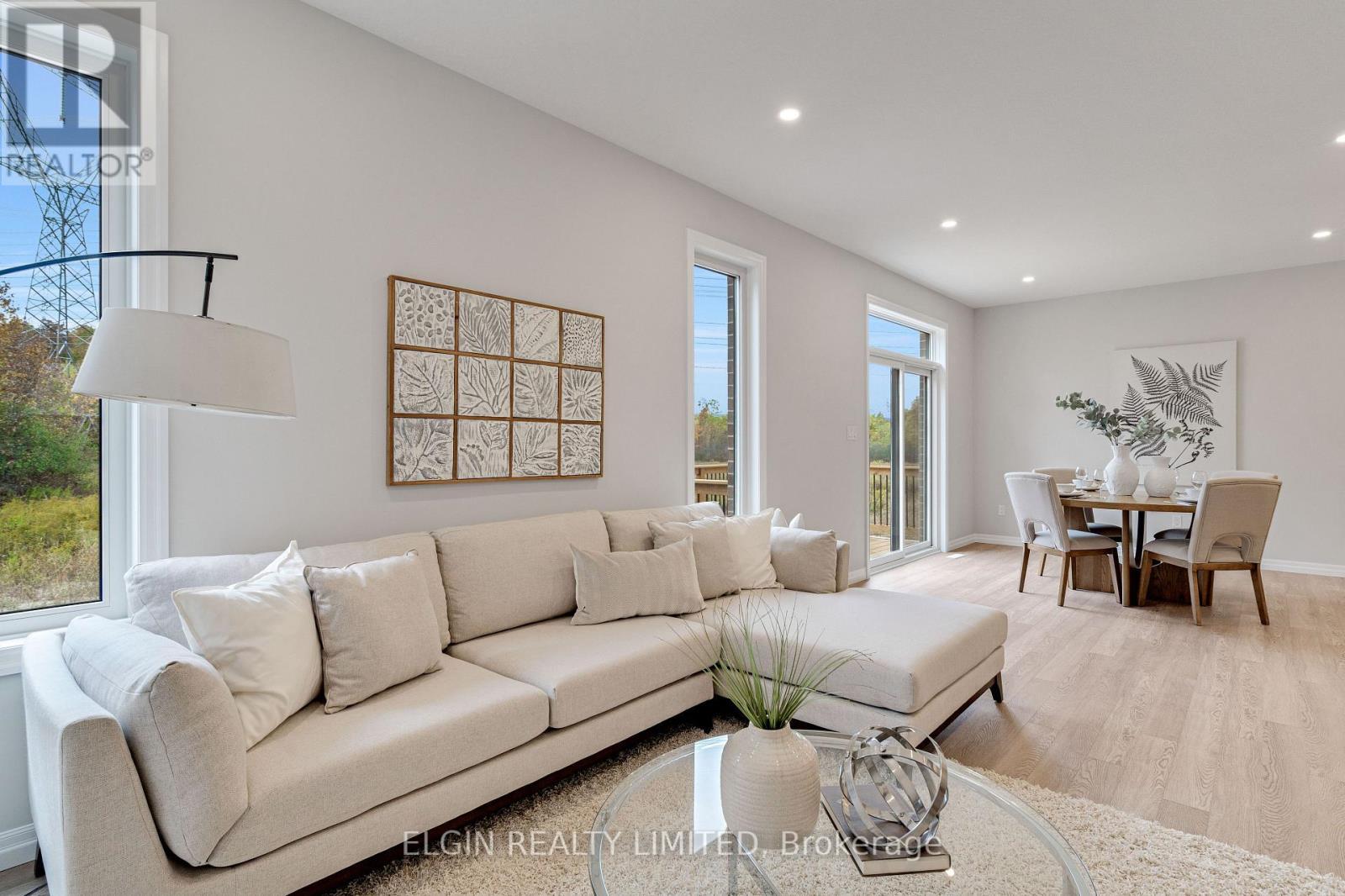8 Columbus Court, Central Elgin, ON - Indoor Photo Showing Living Room