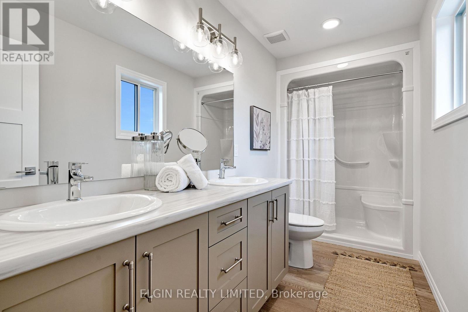 8 Columbus Court, Central Elgin, ON - Indoor Photo Showing Bathroom