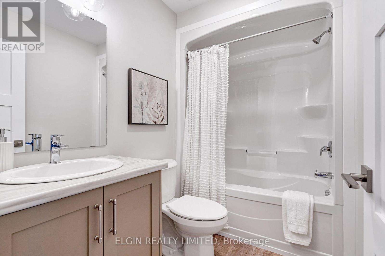 8 Columbus Court, Central Elgin, ON - Indoor Photo Showing Bathroom