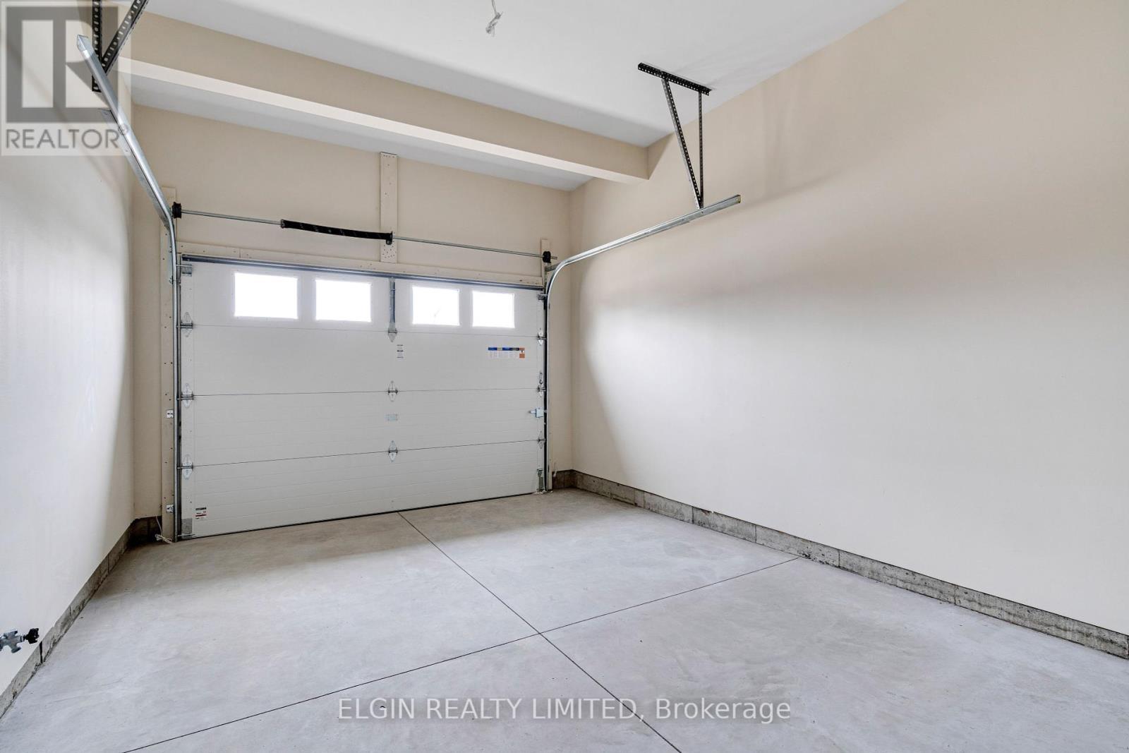 8 Columbus Court, Central Elgin, ON - Indoor Photo Showing Garage