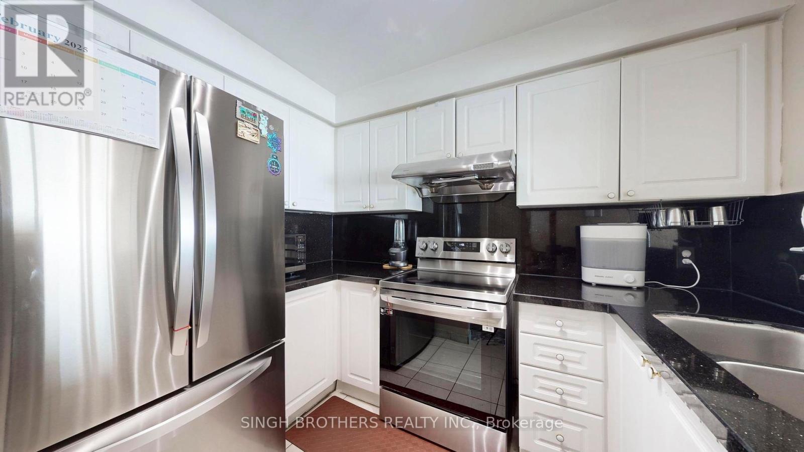 1505 - 1 Lee Centre Drive, Toronto, ON - Indoor Photo Showing Kitchen