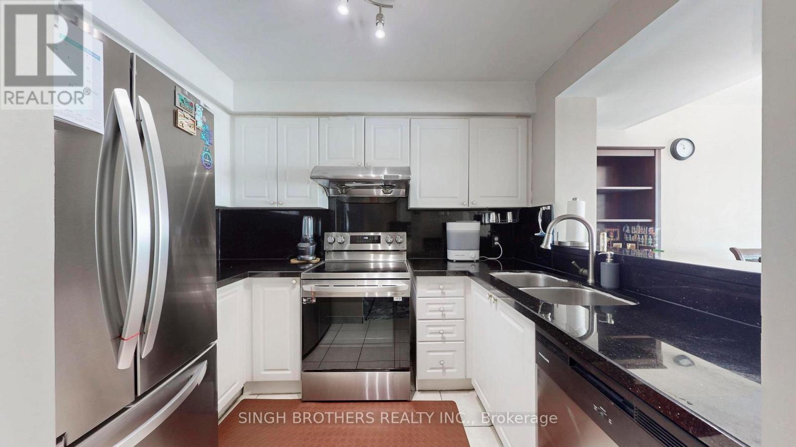 1505 - 1 Lee Centre Drive, Toronto, ON - Indoor Photo Showing Kitchen With Double Sink