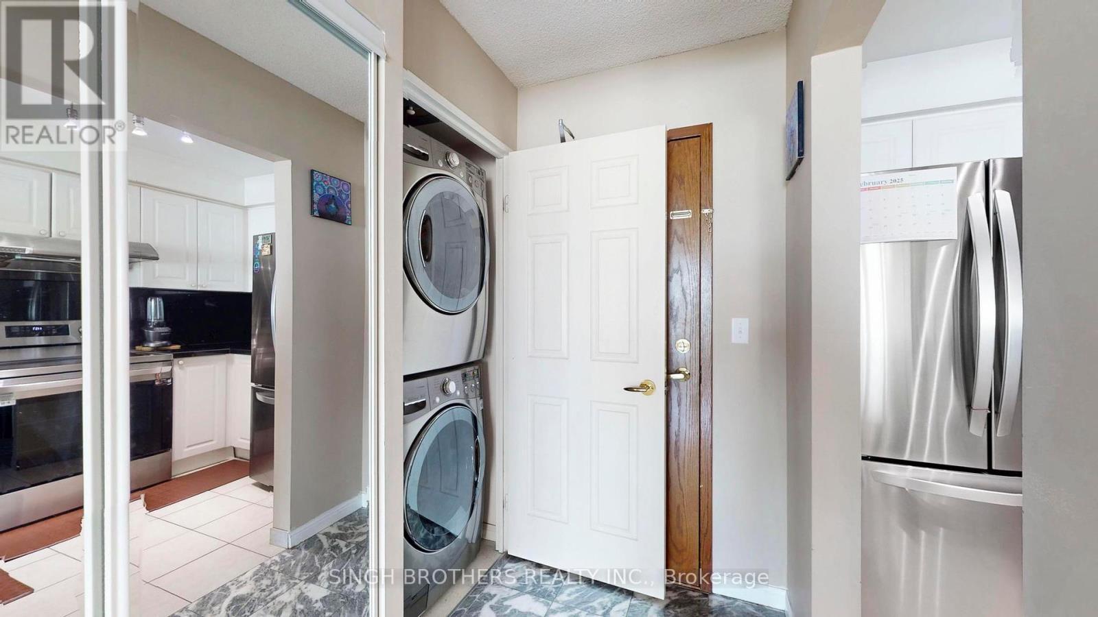 1505 - 1 Lee Centre Drive, Toronto, ON - Indoor Photo Showing Laundry Room