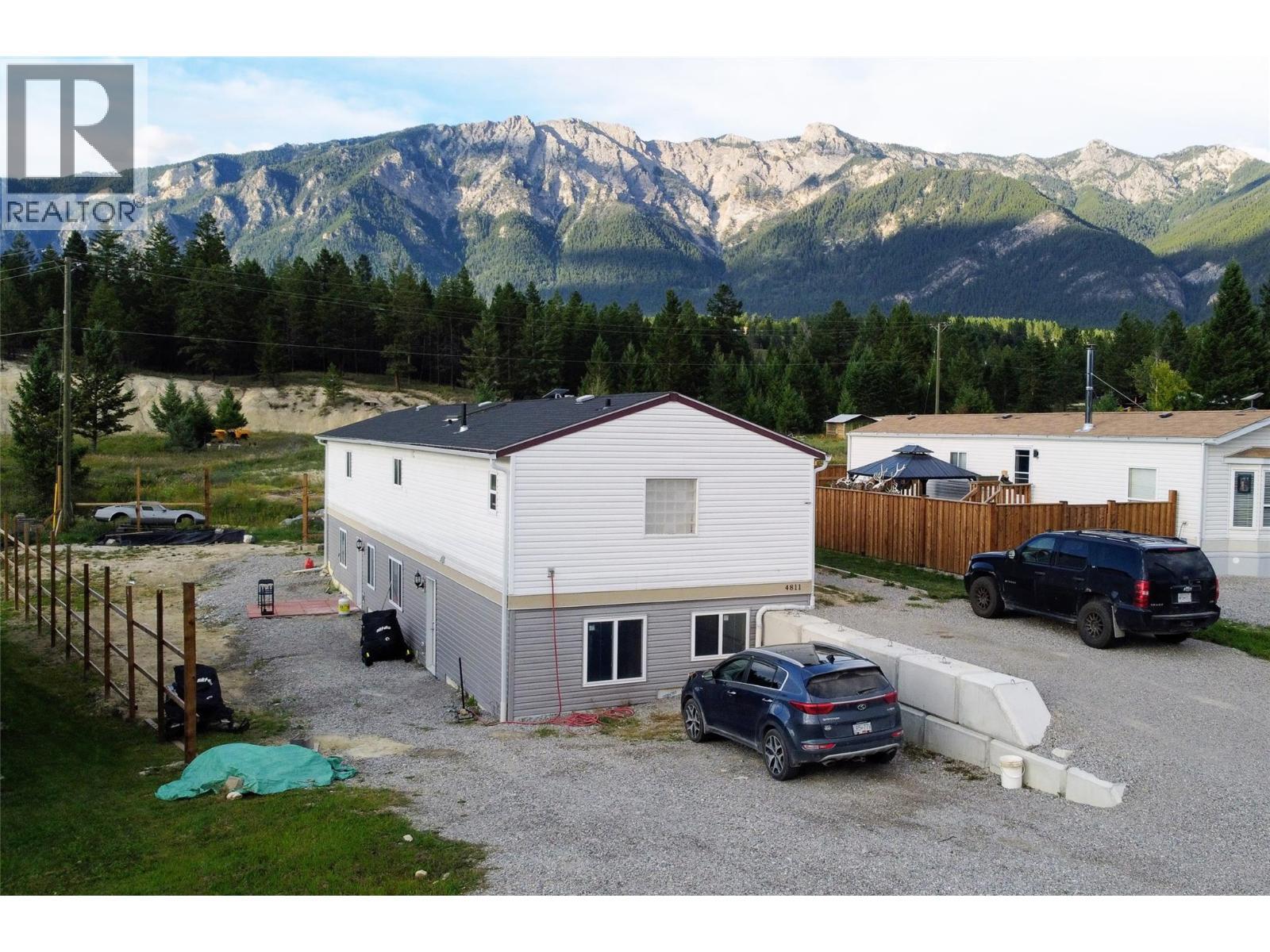 4811 Crescentwood Drive, Edgewater, BC - Outdoor