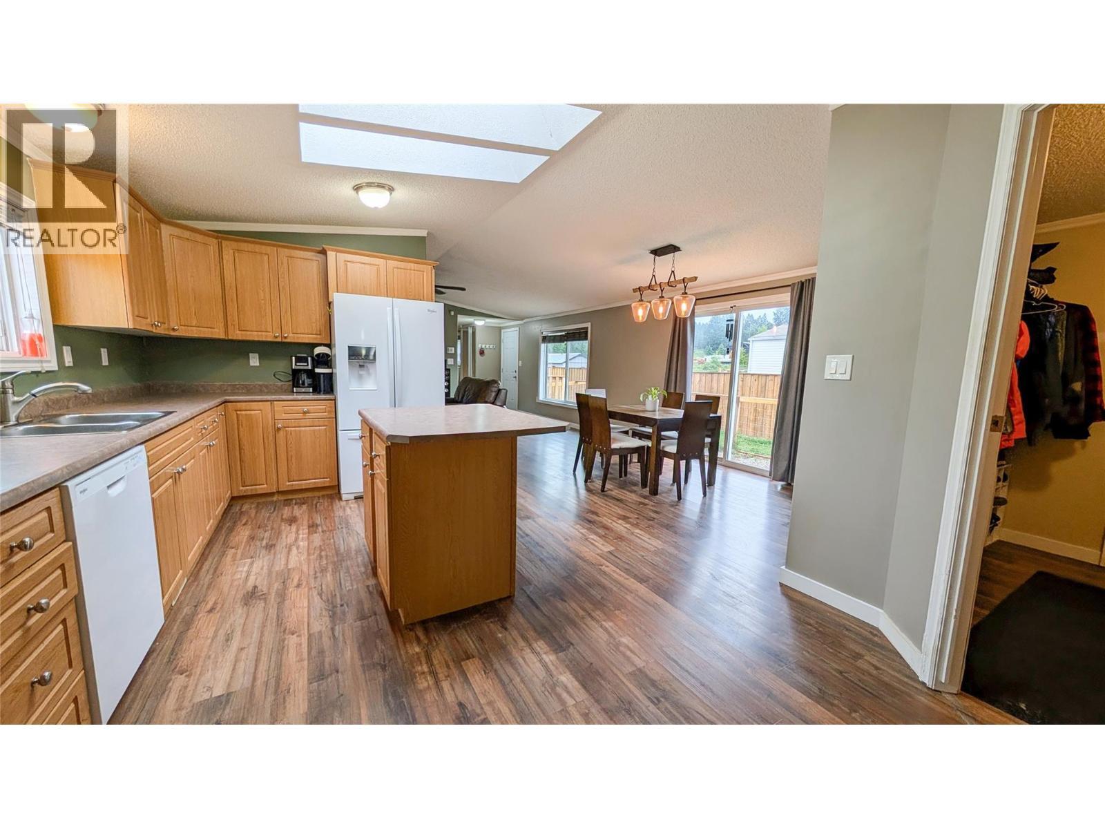 4811 Crescentwood Drive, Edgewater, BC - Indoor Photo Showing Kitchen With Double Sink