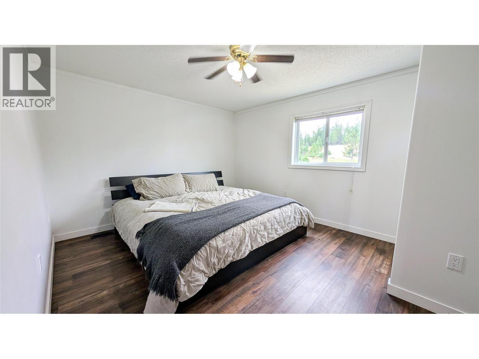 4811 Crescentwood Drive, Edgewater, BC - Indoor Photo Showing Bedroom