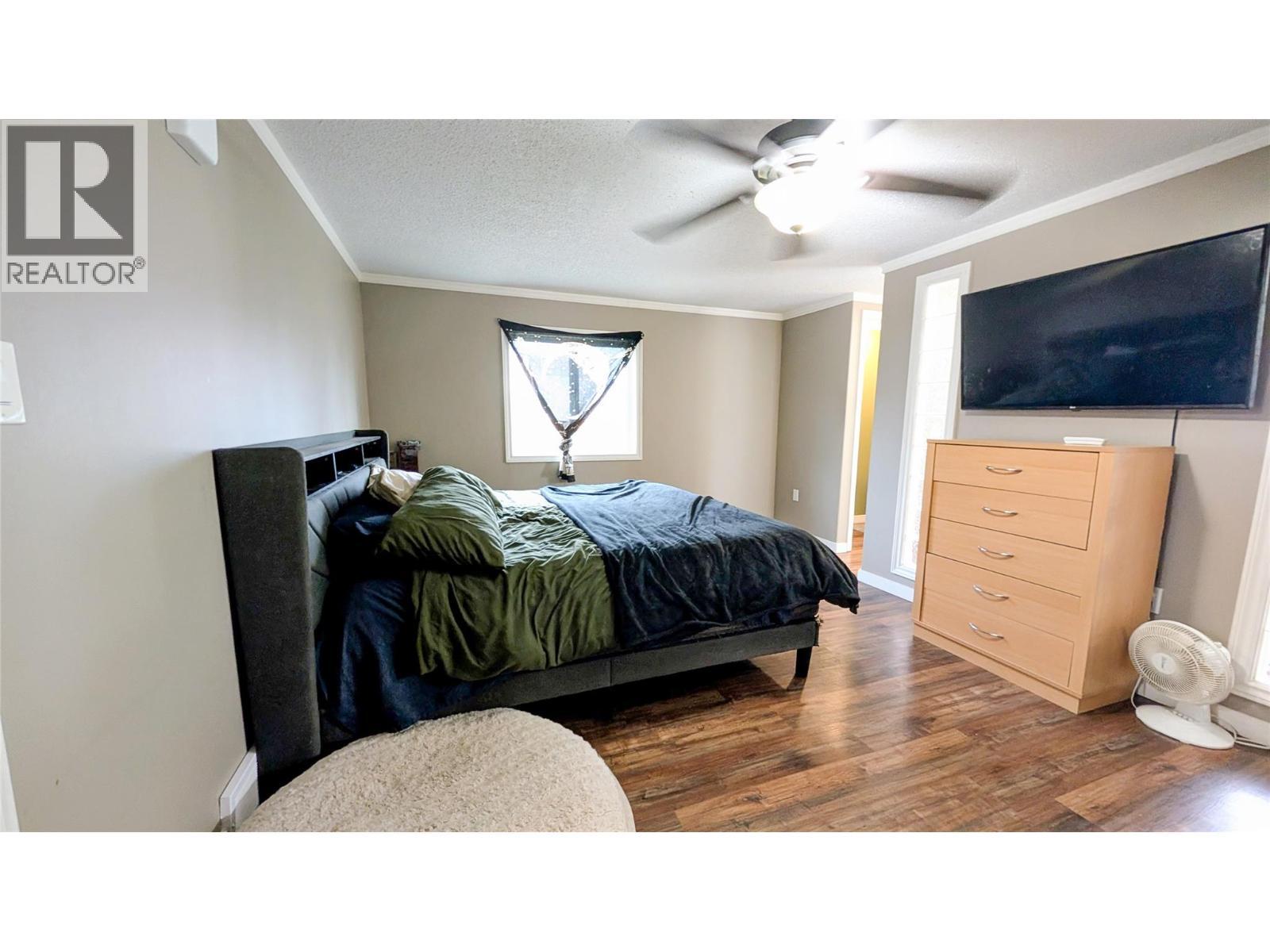 4811 Crescentwood Drive, Edgewater, BC - Indoor Photo Showing Bedroom