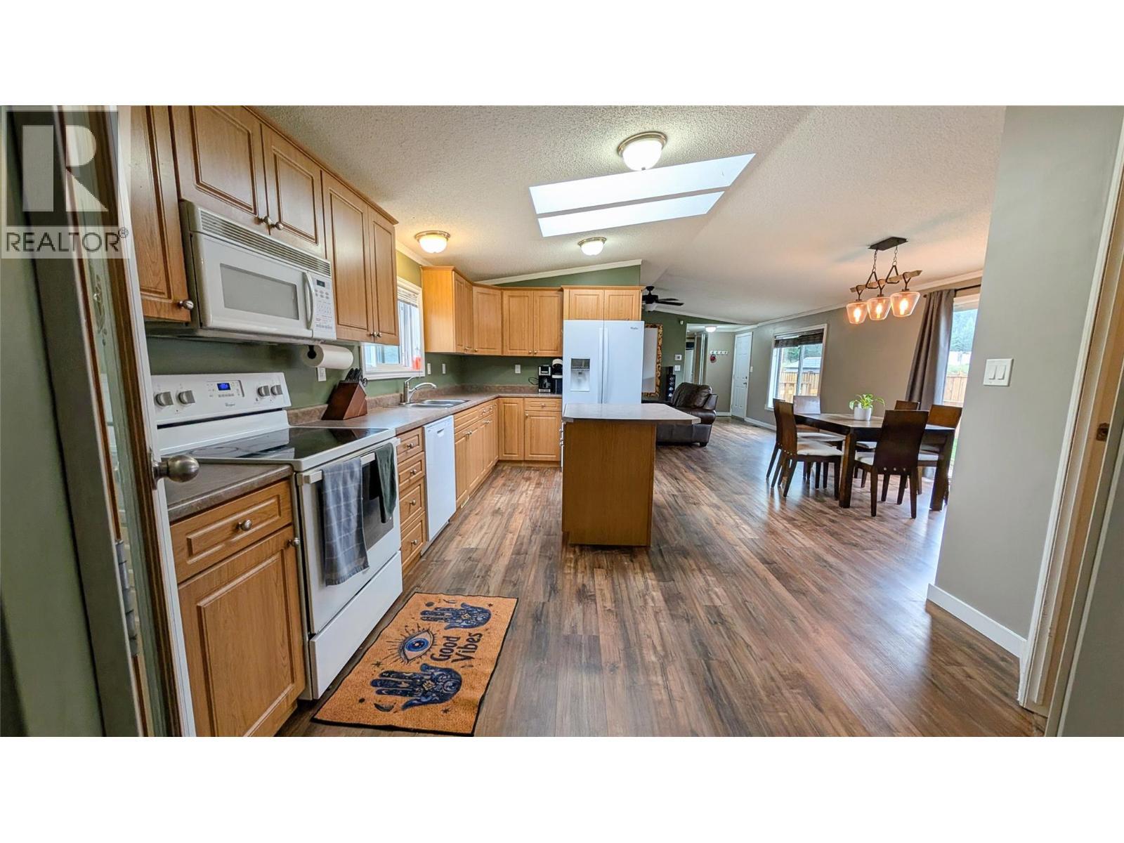 4811 Crescentwood Drive, Edgewater, BC - Indoor Photo Showing Kitchen
