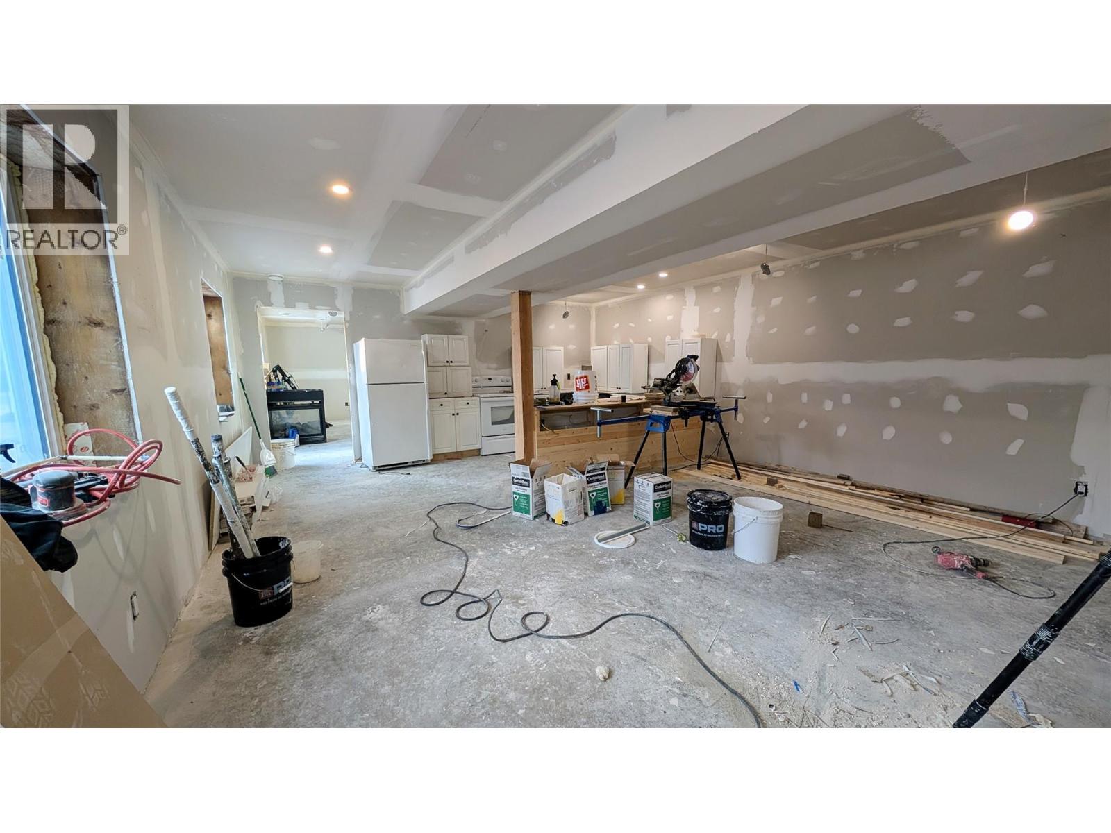 4811 Crescentwood Drive, Edgewater, BC - Indoor Photo Showing Garage