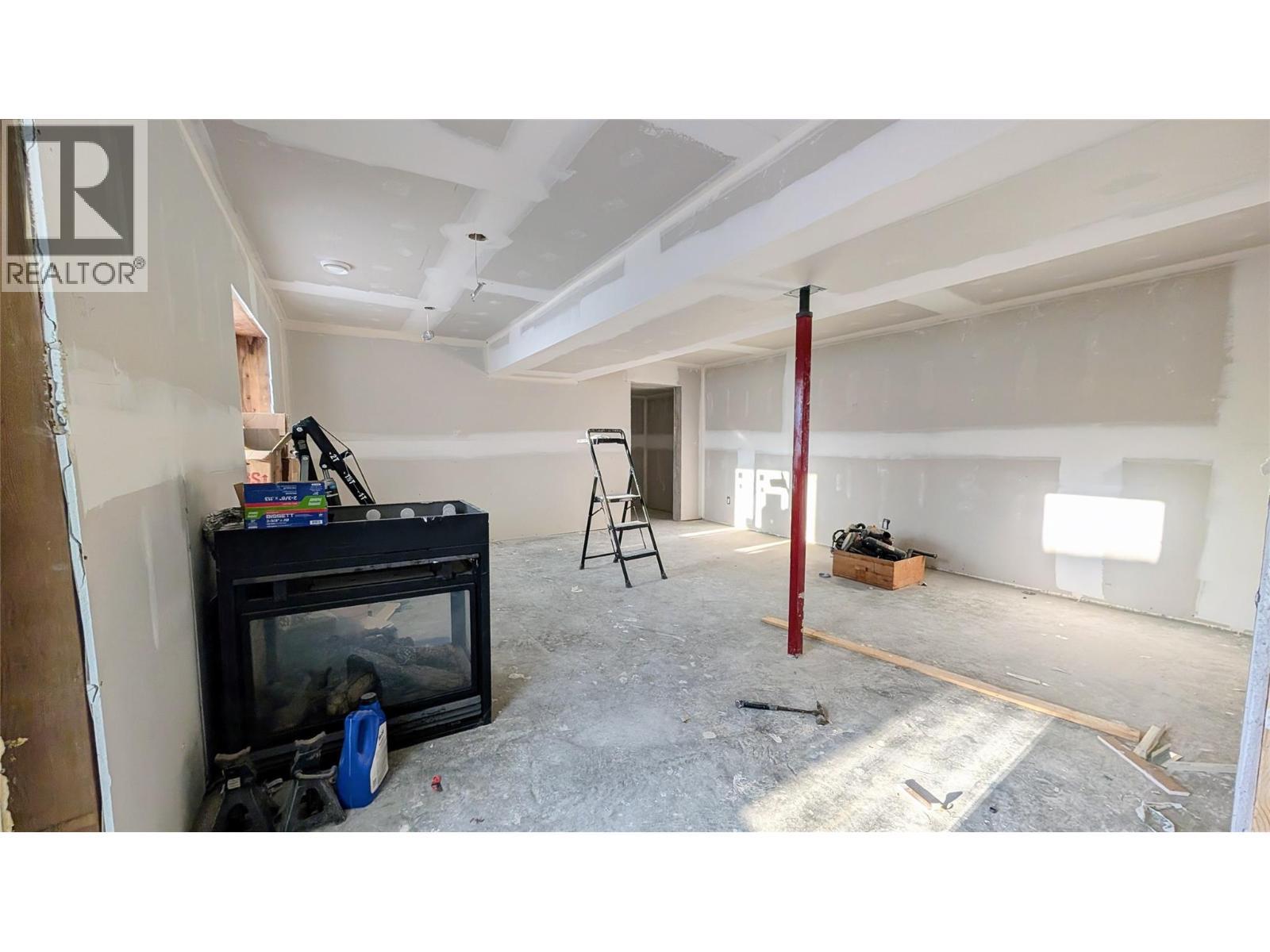 4811 Crescentwood Drive, Edgewater, BC - Indoor