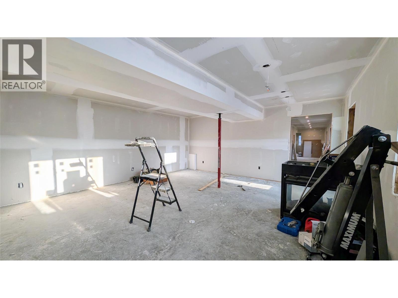 4811 Crescentwood Drive, Edgewater, BC - Indoor