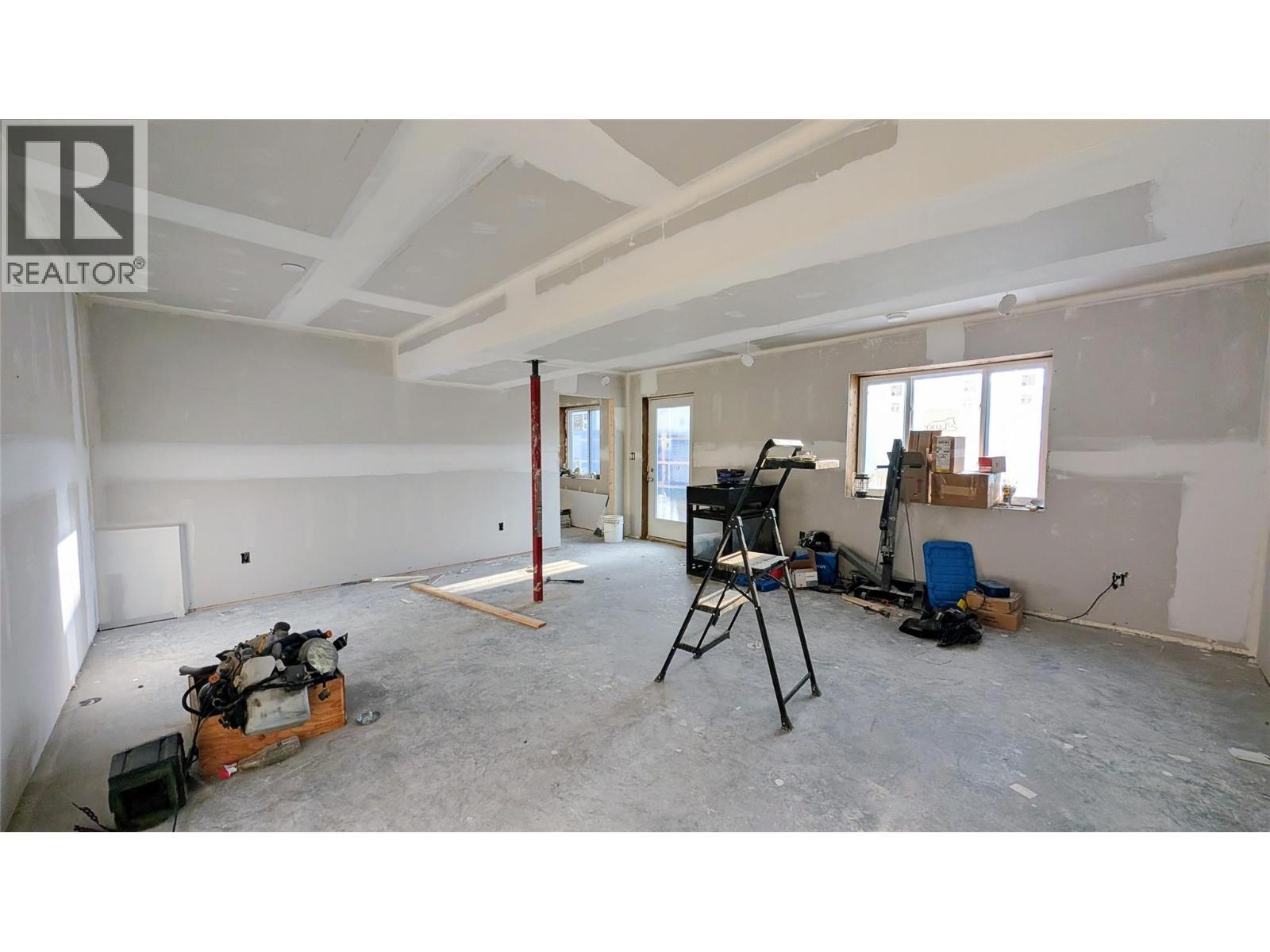 4811 Crescentwood Drive, Edgewater, BC - Indoor