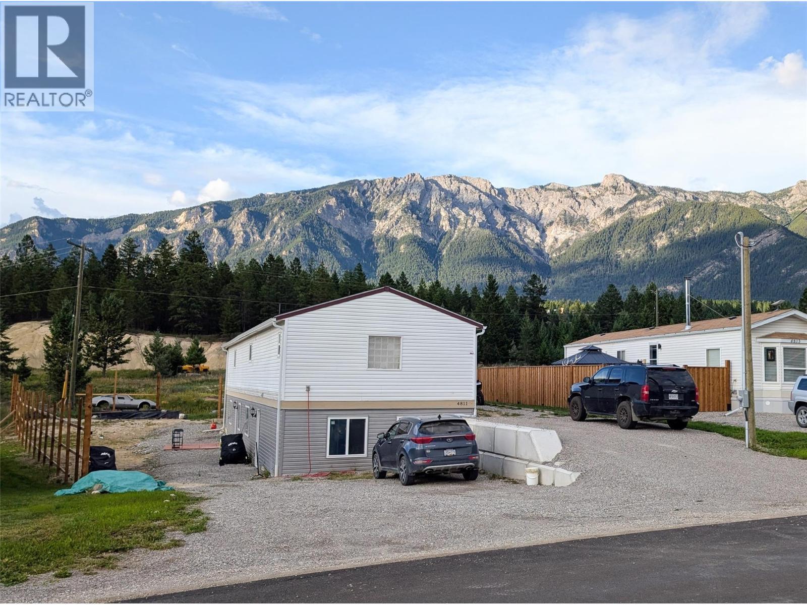 4811 Crescentwood Drive, Edgewater, BC - Outdoor