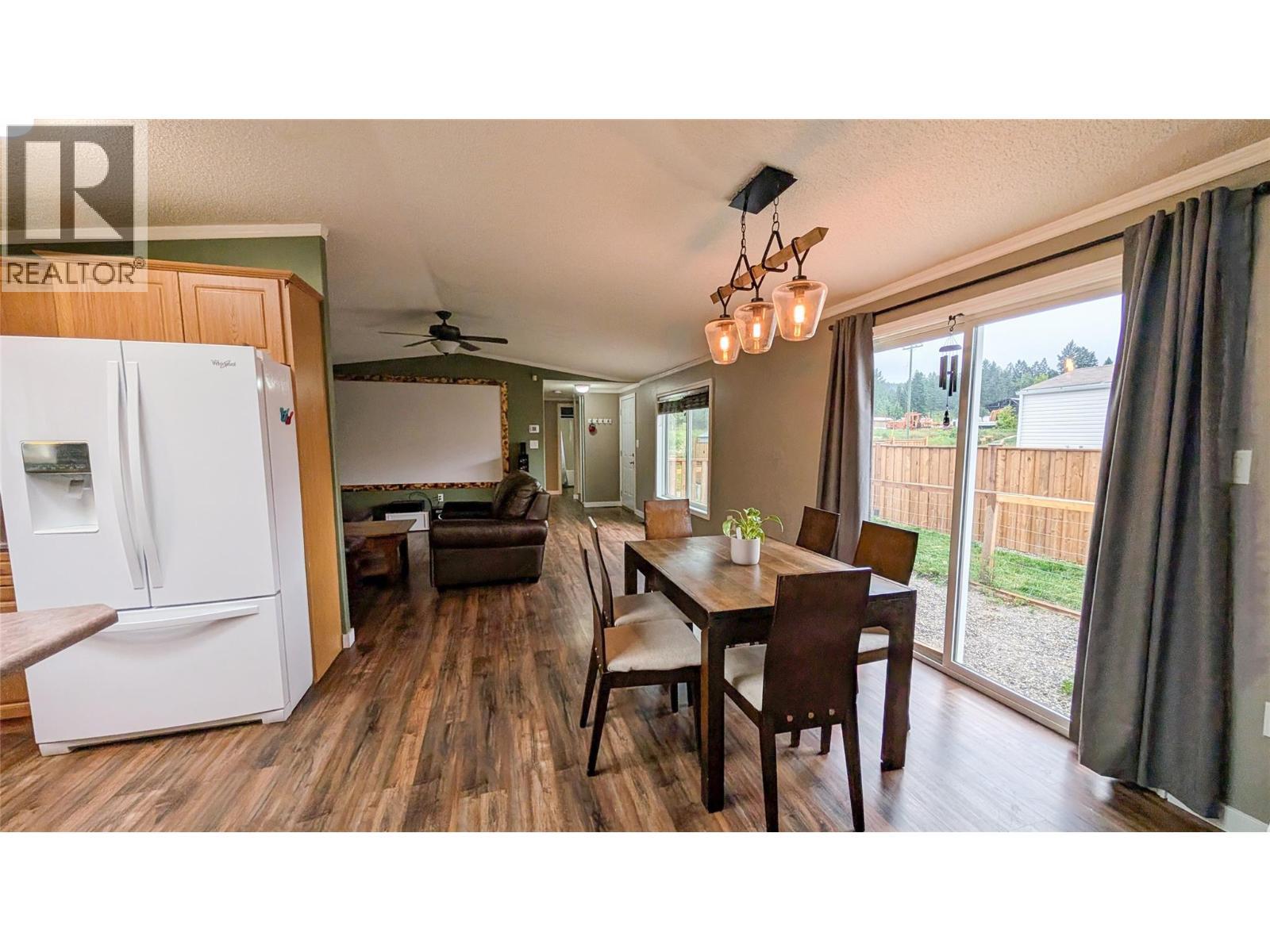 4811 Crescentwood Drive, Edgewater, BC - Indoor Photo Showing Dining Room