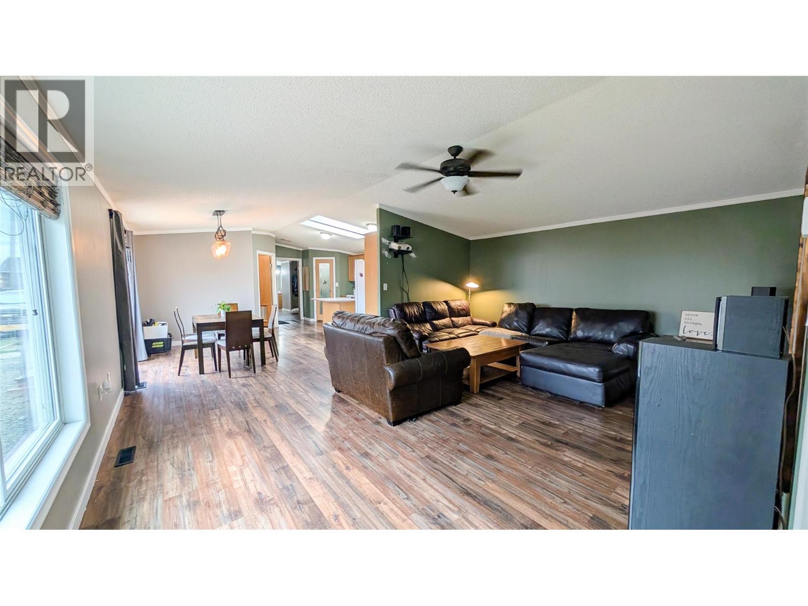 4811 Crescentwood Drive, Edgewater, BC - Indoor