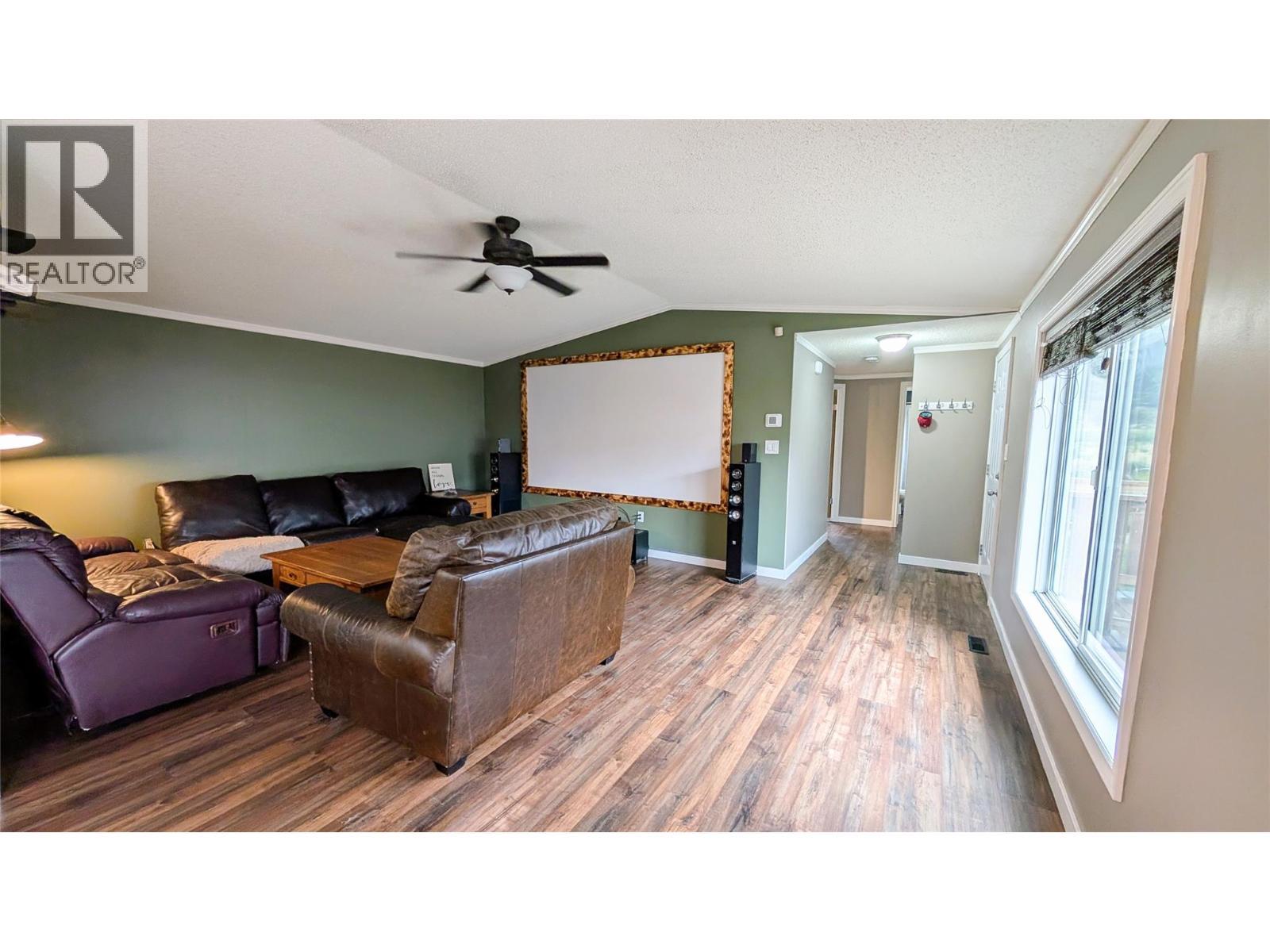 4811 Crescentwood Drive, Edgewater, BC - Indoor Photo Showing Other Room
