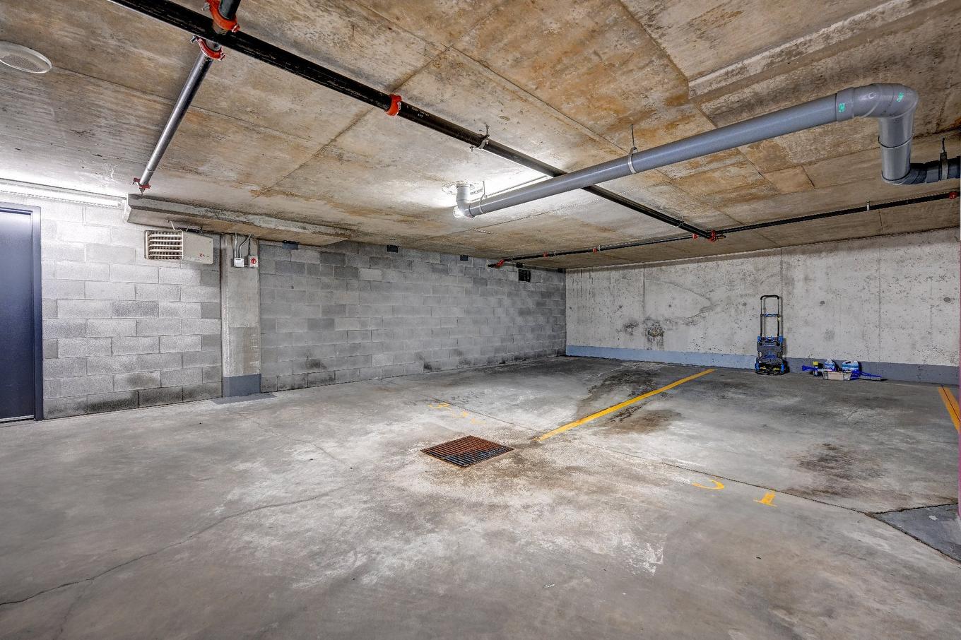 Grange - 201-5505 Boul. Du Quartier, Brossard, QC - Indoor Photo Showing Garage