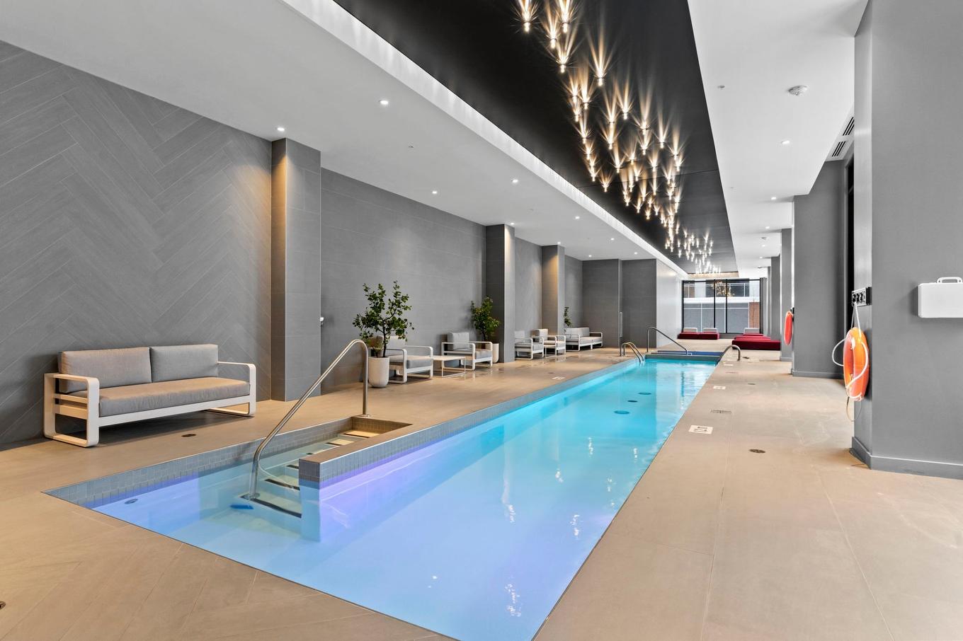 Piscine - 201-5505 Boul. Du Quartier, Brossard, QC - Indoor Photo Showing Other Room With In Ground Pool