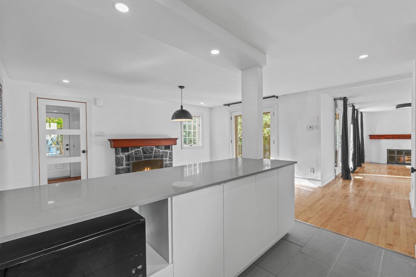 Cuisine - 54 Av. Lafleur N., Saint-Sauveur, QC - Indoor With Fireplace