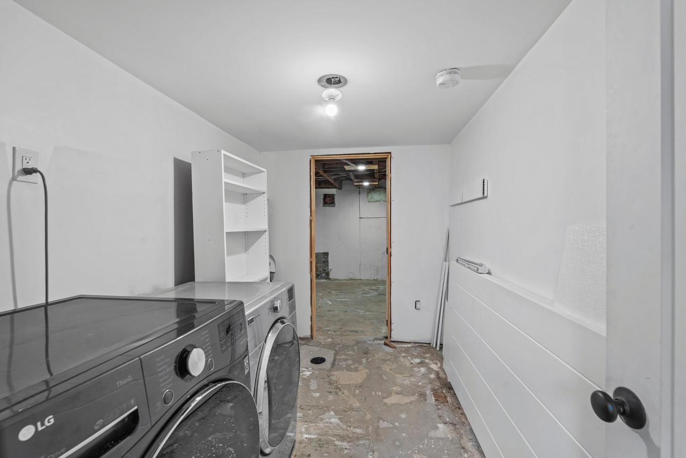 Salle de lavage - 54 Av. Lafleur N., Saint-Sauveur, QC - Indoor Photo Showing Laundry Room