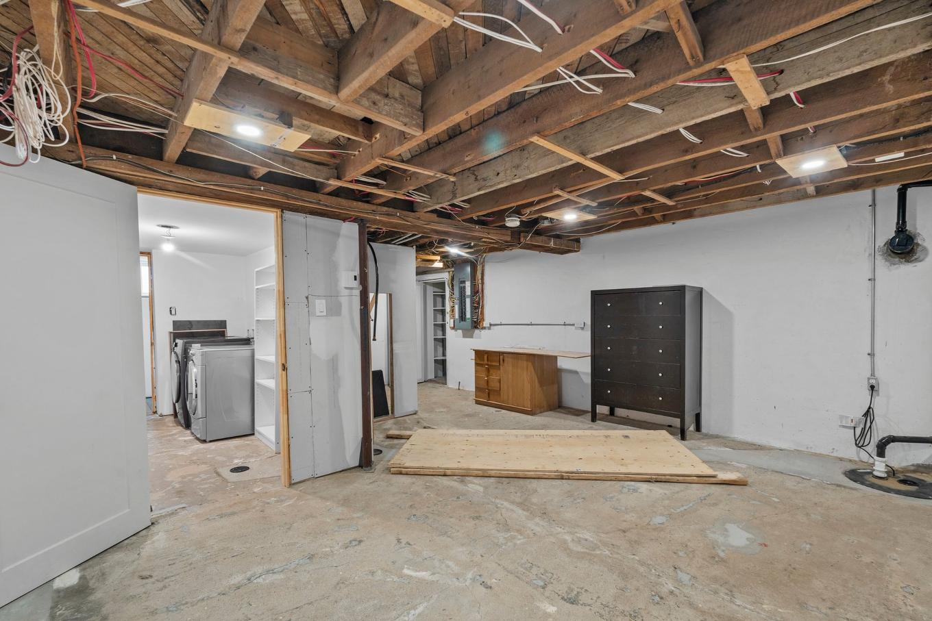 Rangement - 54 Av. Lafleur N., Saint-Sauveur, QC - Indoor Photo Showing Basement