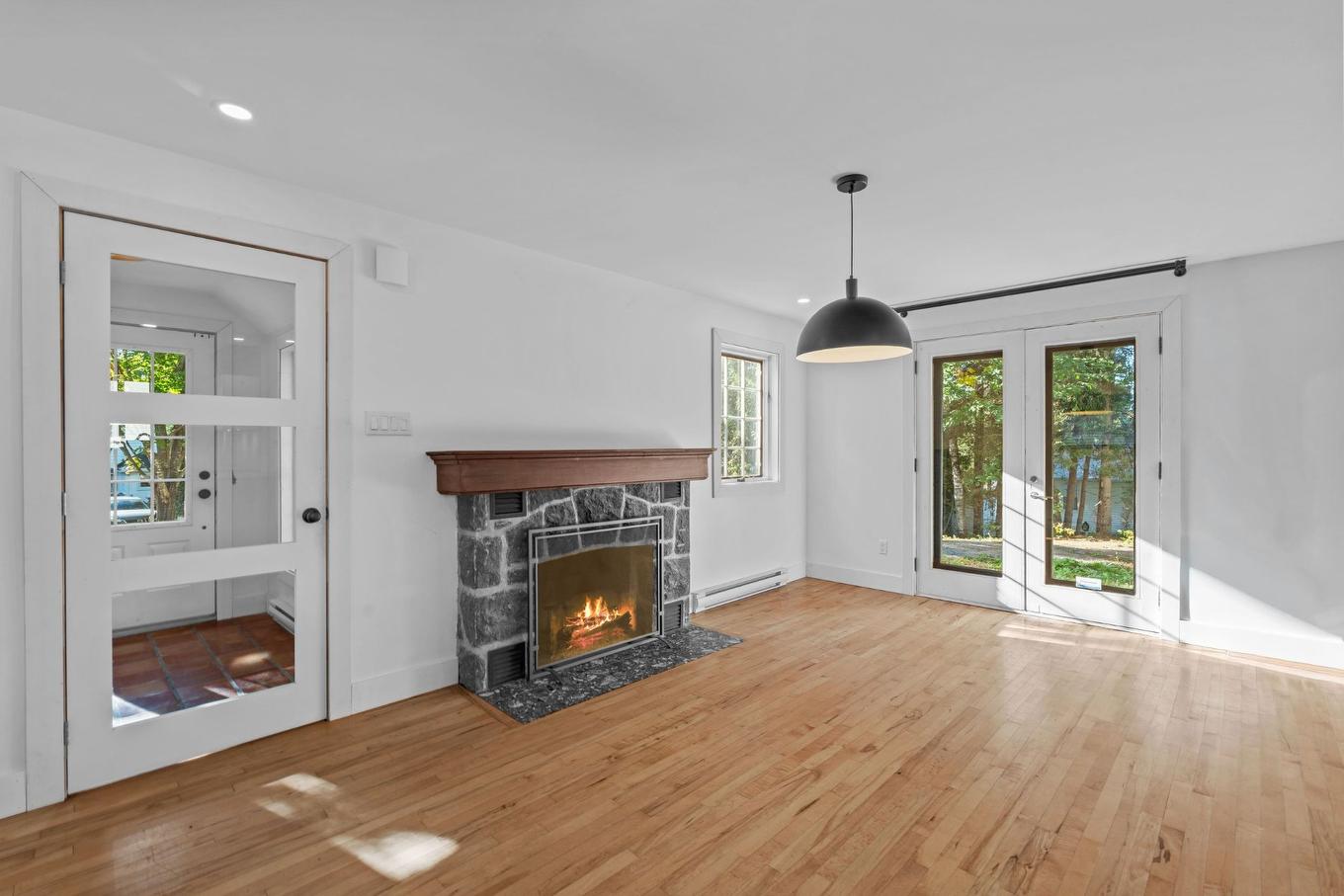 Salon - 54 Av. Lafleur N., Saint-Sauveur, QC - Indoor Photo Showing Living Room With Fireplace